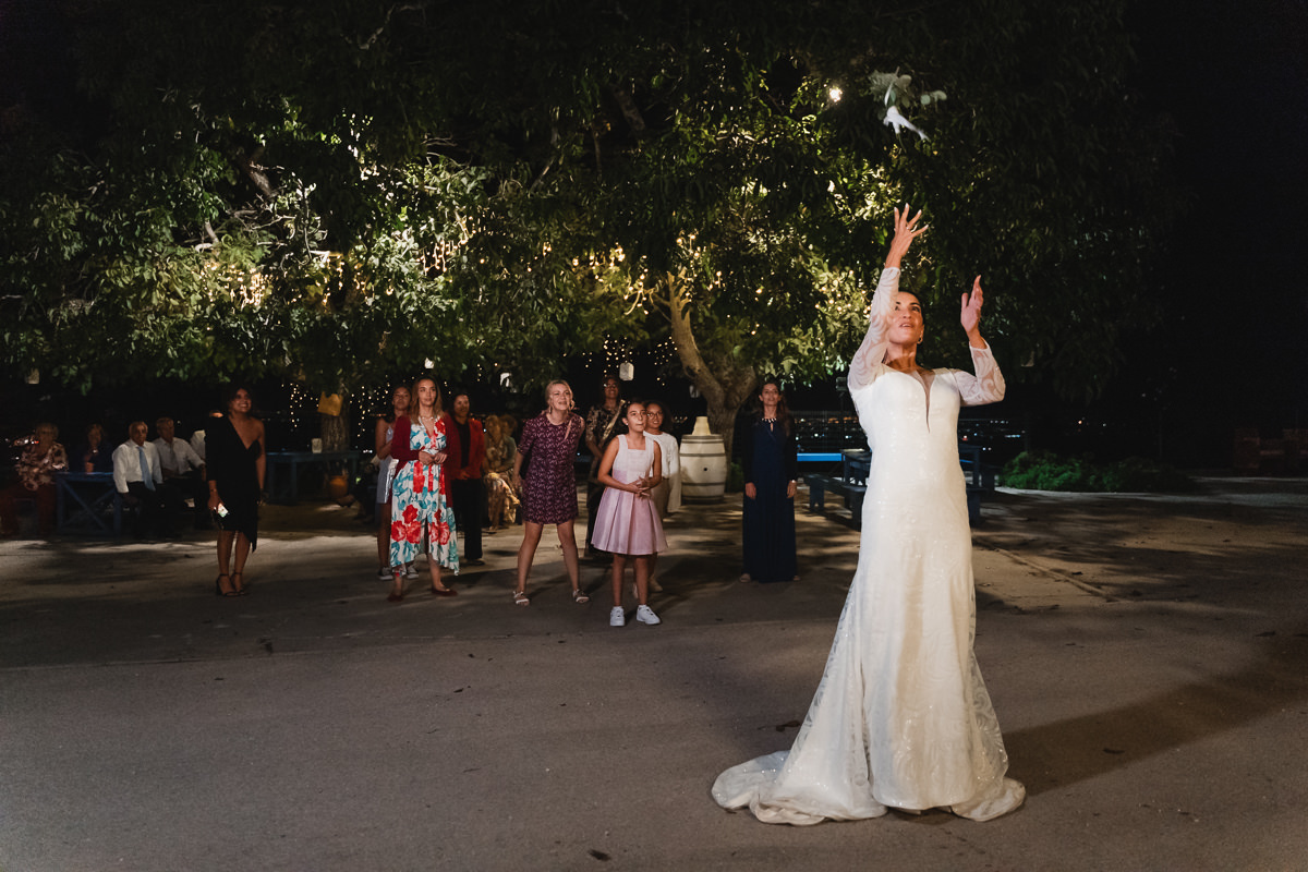 noiva a atirar o bouquet