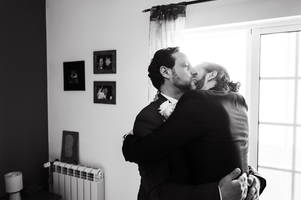 abraço entre pai e noivo