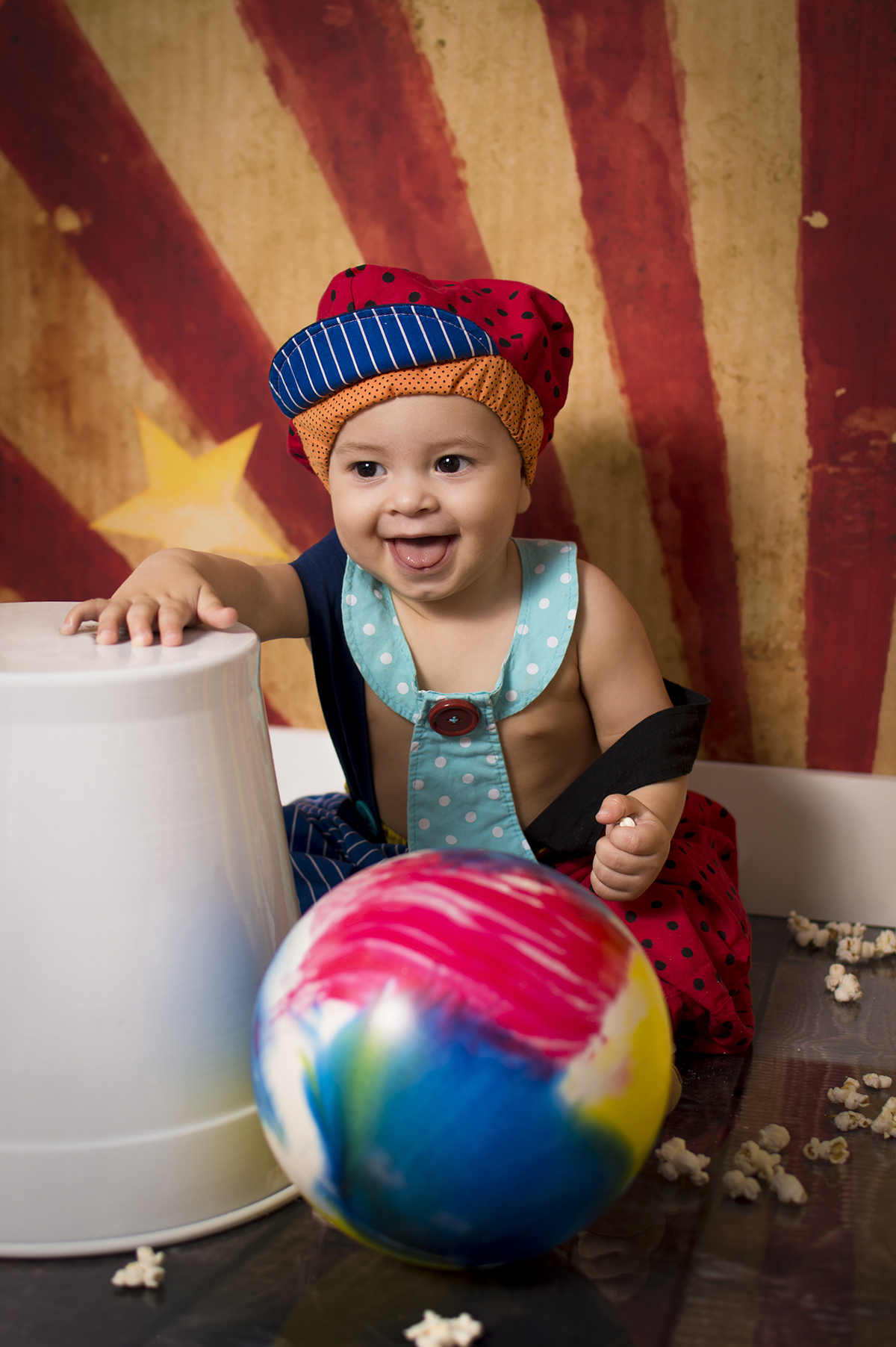 acompanhamento mensal bebê, fotografia de bebê, fotografia de família, fotógrafo de crianças, estúdio fotográfico infantil, newborn, circo infantil, palhacinho, hora do riso