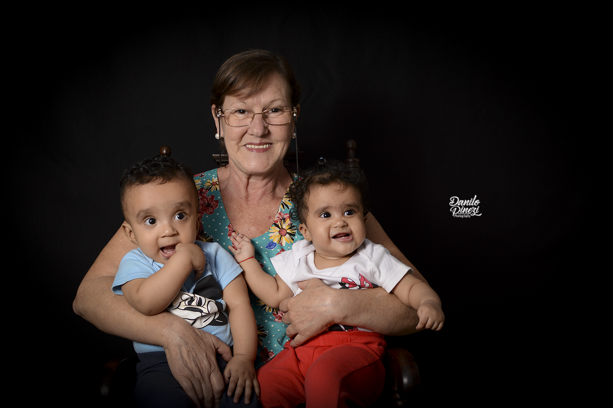 gêmeos, acompanhamento de bebês, acompanhamento mensal, fotografia de gêmeos, fotografia gemelar, irmãos, fotografia de irmãos, fotografia de família, estúdio, fotografia infantil, raízes, avós, bizavós, origens familiares