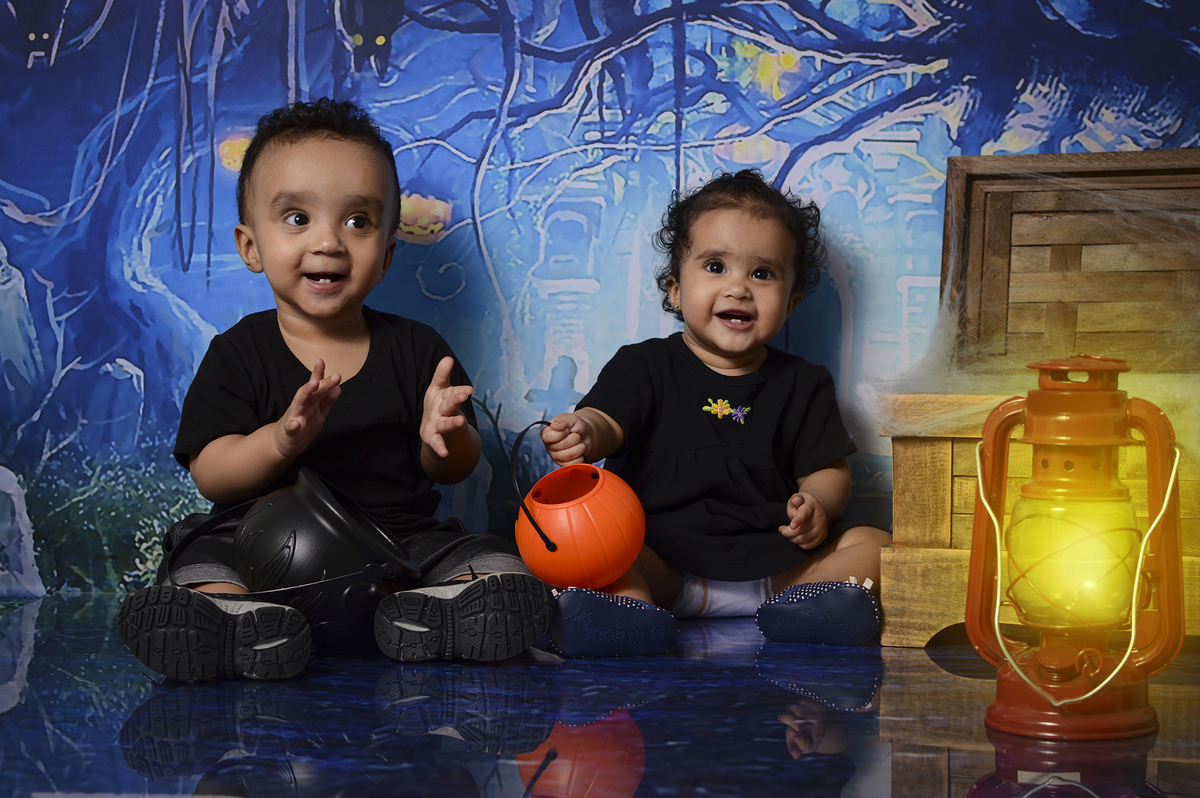 gêmeos, acompanhamento de bebês, acompanhamento mensal, fotografia de gêmeos, fotografia gemelar, irmãos, fotografia de irmãos, fotografia de família, estúdio, fotografia infantil, Halloween