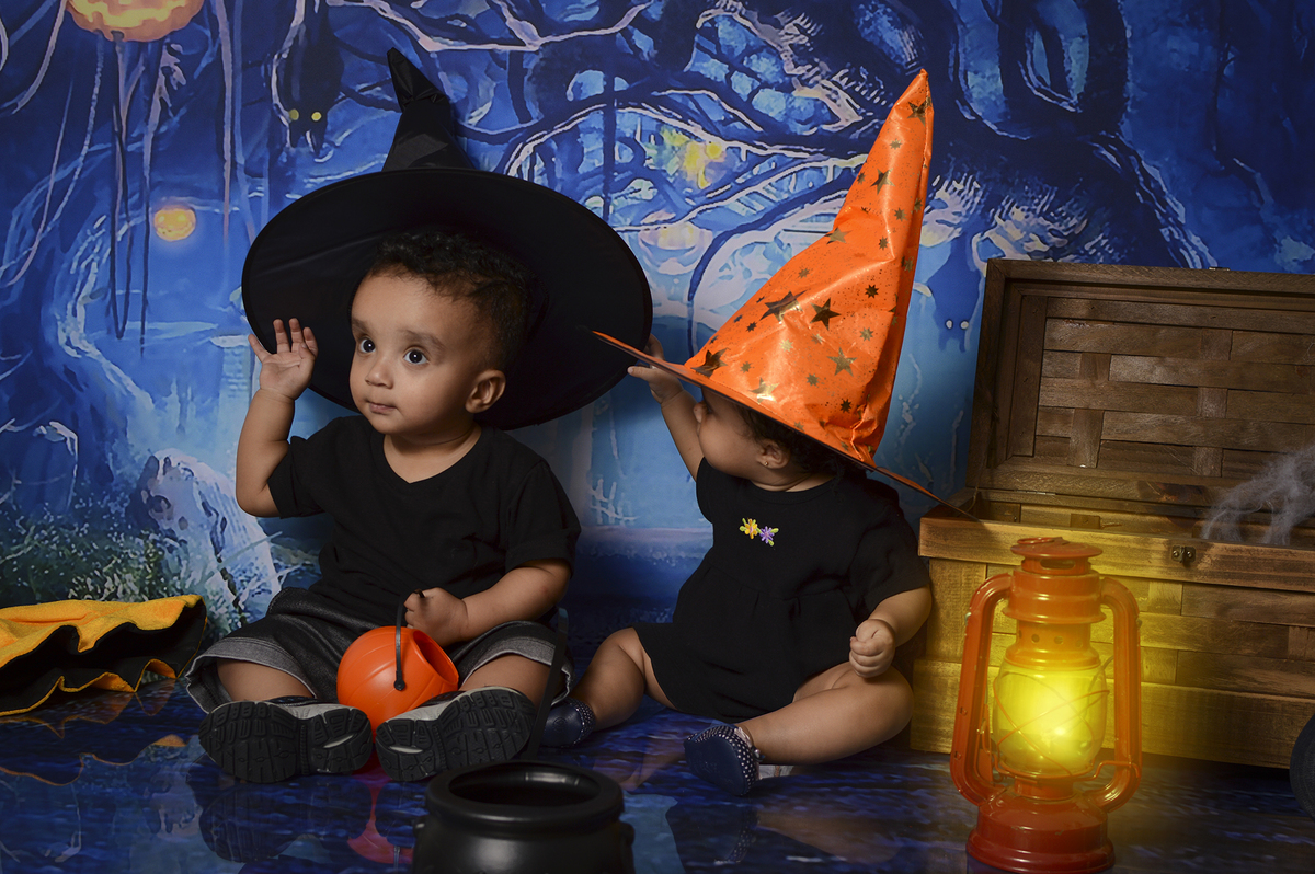 gêmeos, acompanhamento de bebês, acompanhamento mensal, fotografia de gêmeos, fotografia gemelar, irmãos, fotografia de irmãos, fotografia de família, estúdio, fotografia infantil, Halloween