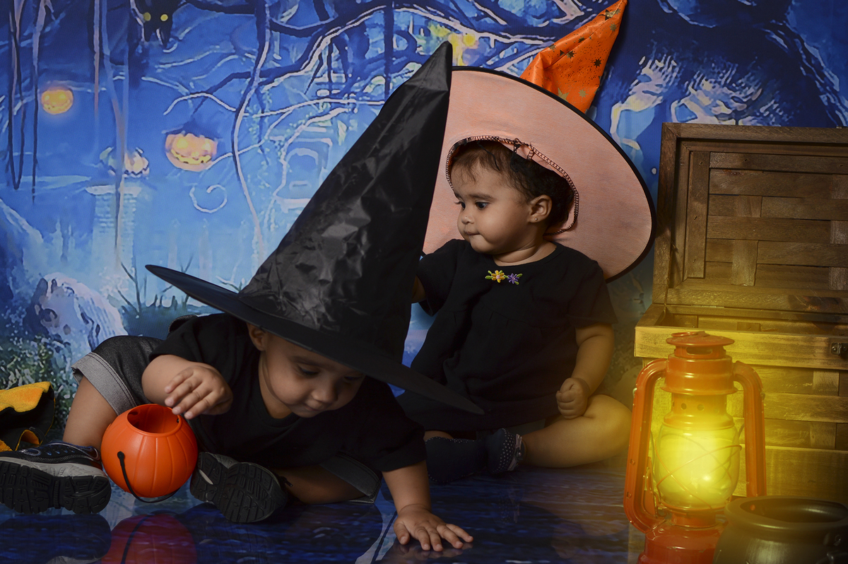 gêmeos, acompanhamento de bebês, acompanhamento mensal, fotografia de gêmeos, fotografia gemelar, irmãos, fotografia de irmãos, fotografia de família, estúdio, fotografia infantil, Halloween