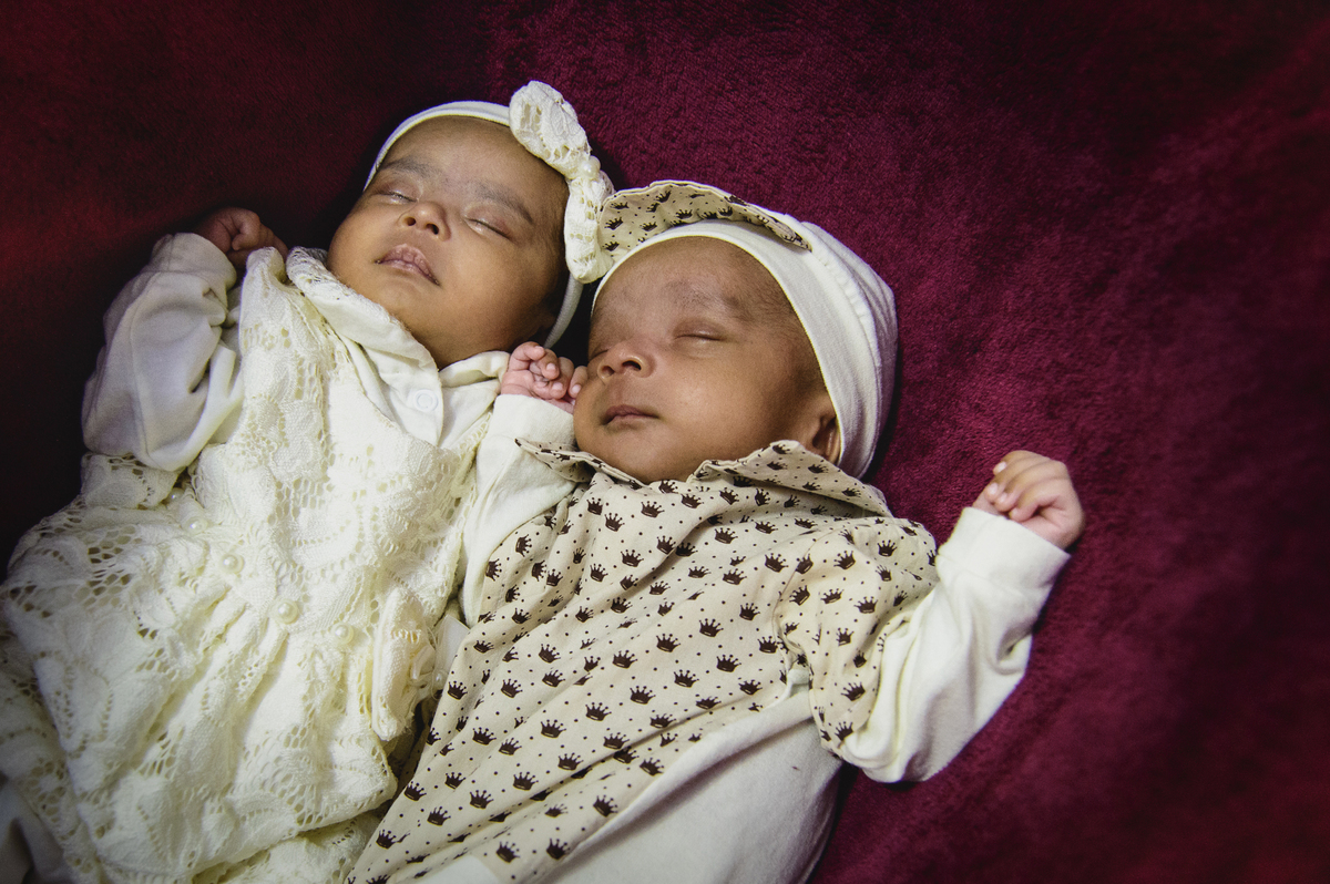 gêmeos, acompanhamento de bebês, acompanhamento mensal, fotografia de gêmeos, fotografia gemelar, irmãos, fotografia de irmãos, fotografia de família, estúdio, fotografia infantil