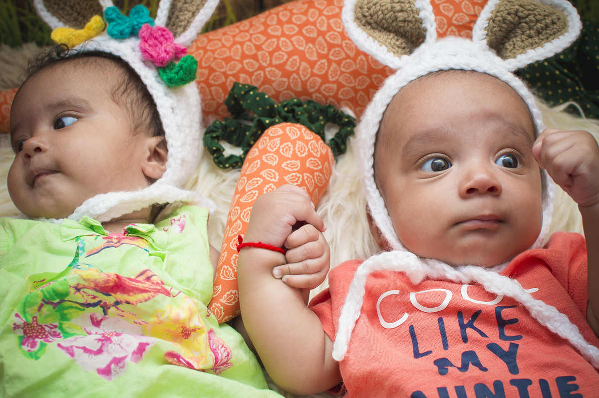 gêmeos, acompanhamento de bebês, acompanhamento mensal, fotografia de gêmeos, fotografia gemelar, irmãos, fotografia de irmãos, fotografia de família, estúdio, fotografia infantil, páscoa, ensaio páscoa, bebês coelhinhos, orelhinhas, cenoura páscoa