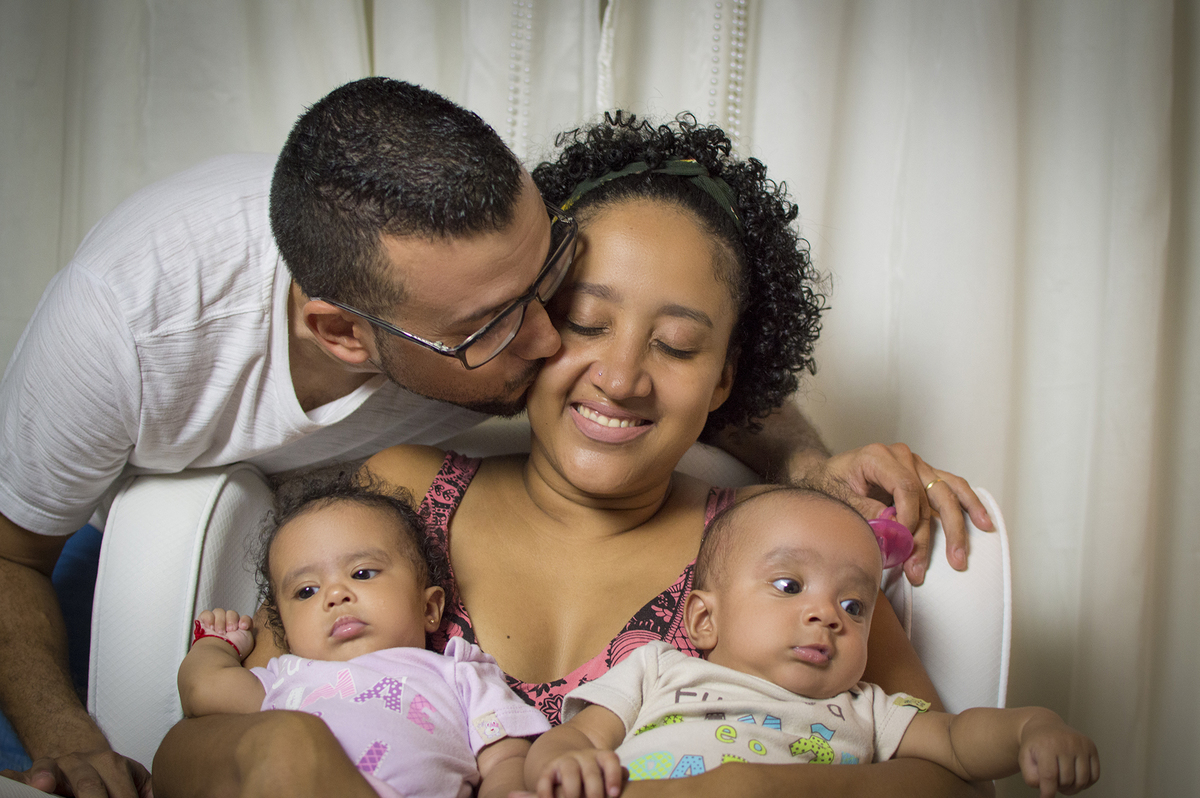 gêmeos, acompanhamento de bebês, acompanhamento mensal, fotografia de gêmeos, fotografia gemelar, irmãos, fotografia de irmãos, fotografia de família, estúdio, fotografia infantil, pais e filhos, amor, família, pais e mães, filhos, dia das mães, família