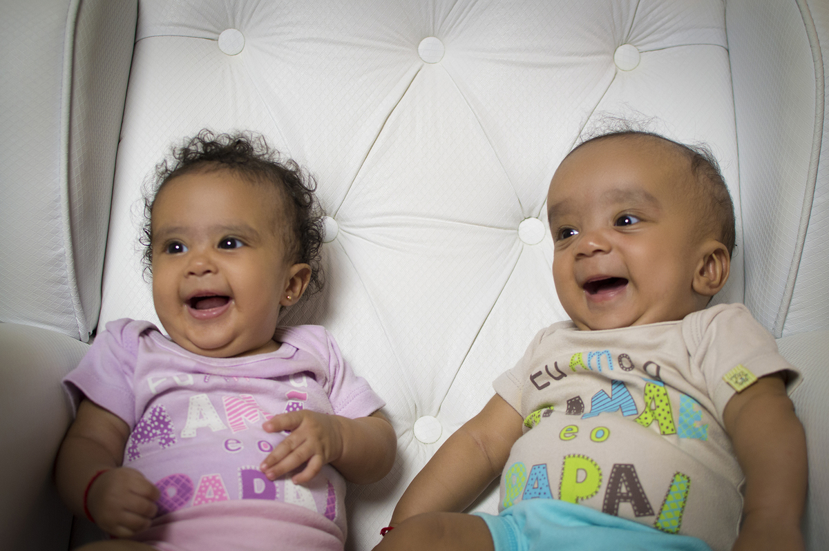 gêmeos, acompanhamento de bebês, acompanhamento mensal, fotografia de gêmeos, fotografia gemelar, irmãos, fotografia de irmãos, fotografia de família, estúdio, fotografia infantil,poltrona, risada, ensaio infantil gêmeos