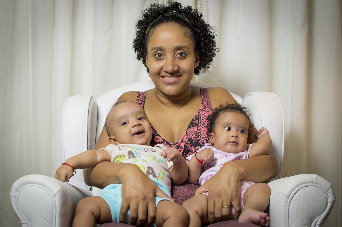 gêmeos, acompanhamento de bebês, acompanhamento mensal, fotografia de gêmeos, fotografia gemelar, irmãos, fotografia de irmãos, fotografia de família, estúdio, fotografia infantil, pais e filhos, amor, família, pais e mães, filhos, dia das mães, mãe