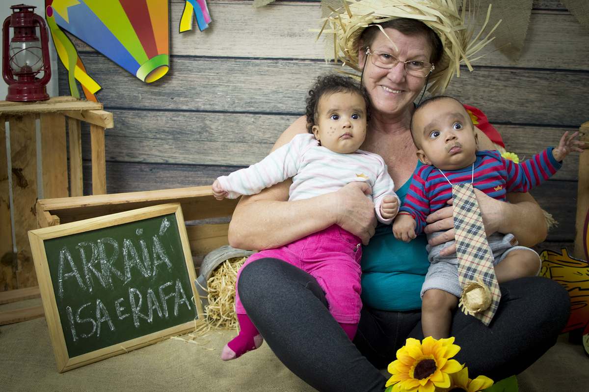 gêmeos, acompanhamento de bebês, acompanhamento mensal, fotografia de gêmeos, fotografia gemelar, irmãos, fotografia de irmãos, fotografia de família, estúdio, fotografia infantil, pais e avós, amor, família, festa junina infantil, festa junina, arraiá,