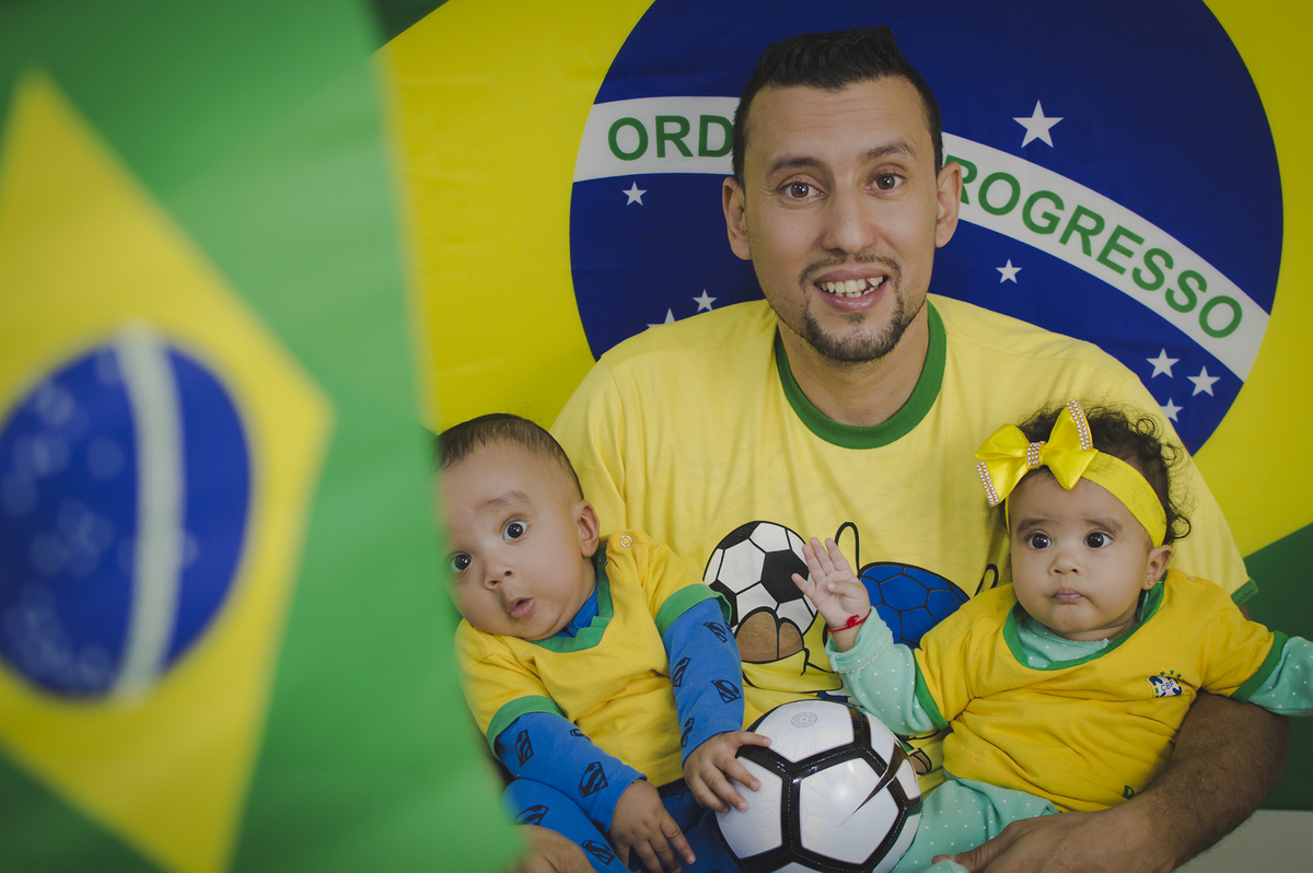 gêmeos, acompanhamento de bebês, acompanhamento mensal, fotografia de gêmeos, fotografia gemelar, irmãos, fotografia de irmãos, fotografia de família, estúdio, fotografia infantil, pais e avós, amor, família, seleção, copa do mundo, futebol