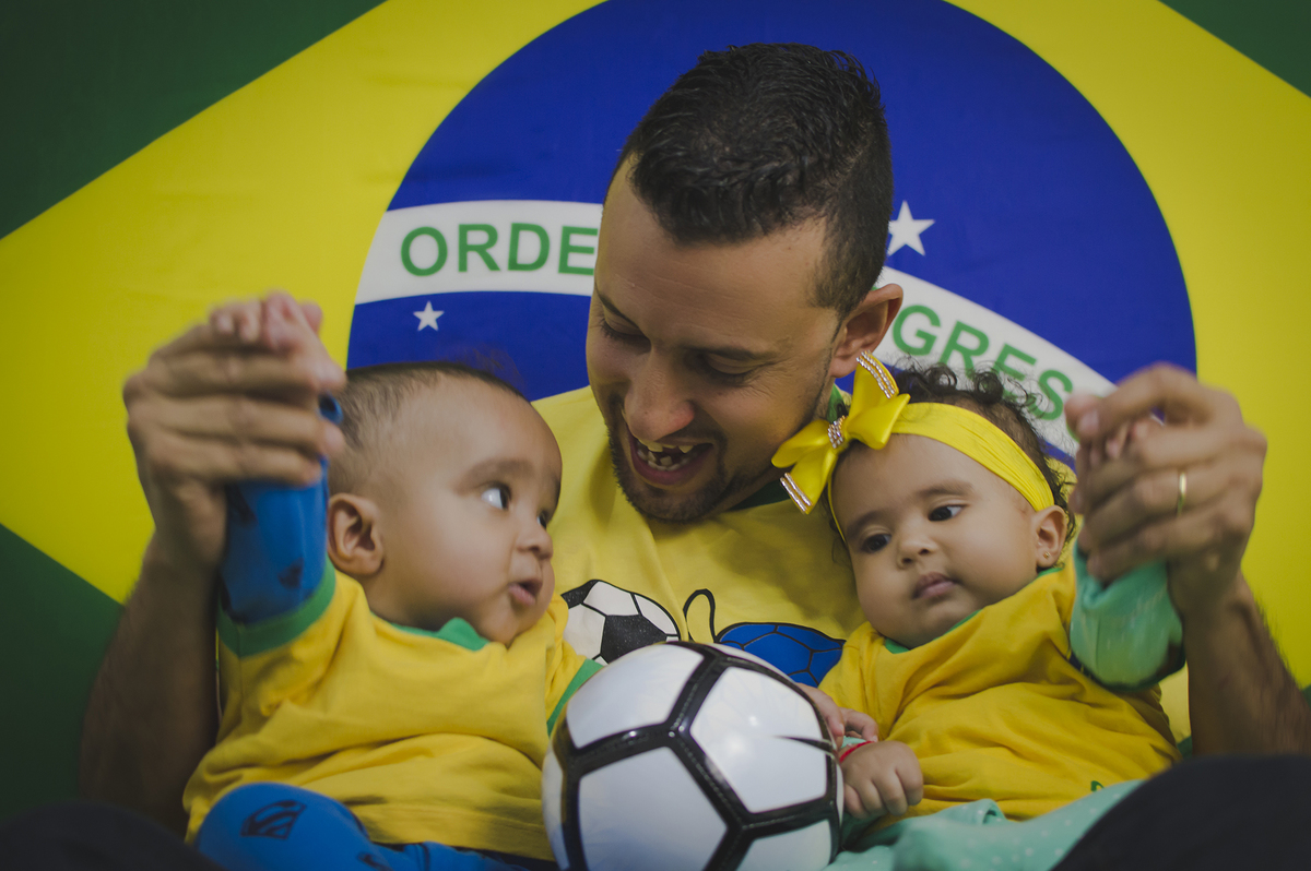 gêmeos, acompanhamento de bebês, acompanhamento mensal, fotografia de gêmeos, fotografia gemelar, irmãos, fotografia de irmãos, fotografia de família, estúdio, fotografia infantil, pais e avós, amor, família, seleção, copa do mundo, futebol