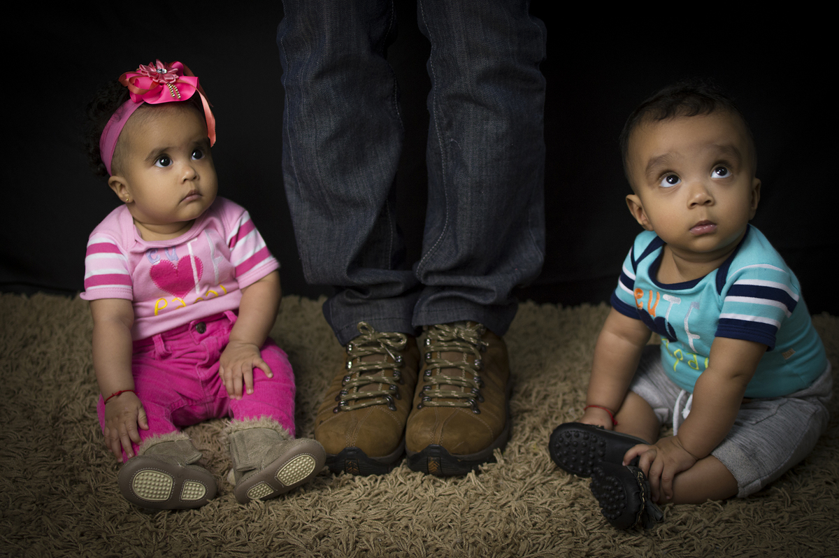 gêmeos, acompanhamento de bebês, acompanhamento mensal, fotografia de gêmeos, fotografia gemelar, irmãos, fotografia de irmãos, fotografia de família, estúdio, fotografia infantil, pais e avós, amor, família, dia dos pais, pai herói