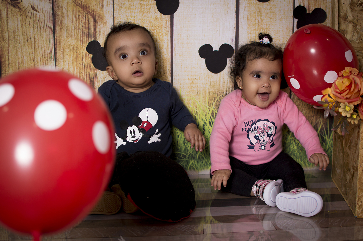 gêmeos, acompanhamento de bebês, acompanhamento mensal, fotografia de gêmeos, fotografia gemelar, irmãos, fotografia de irmãos, fotografia de família, estúdio, fotografia infantil, pais e avós, amor, família, dia dos pais, pai herói
