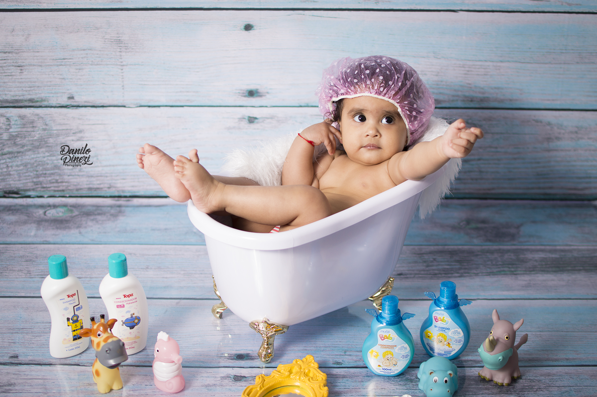 gêmeos, acompanhamento de bebês, acompanhamento mensal, fotografia de gêmeos, fotografia gemelar, irmãos, fotografia de irmãos, fotografia de família, estúdio, fotografia infantil, banheira, banho, fotografia hora do banho,,sessão estúdio banho