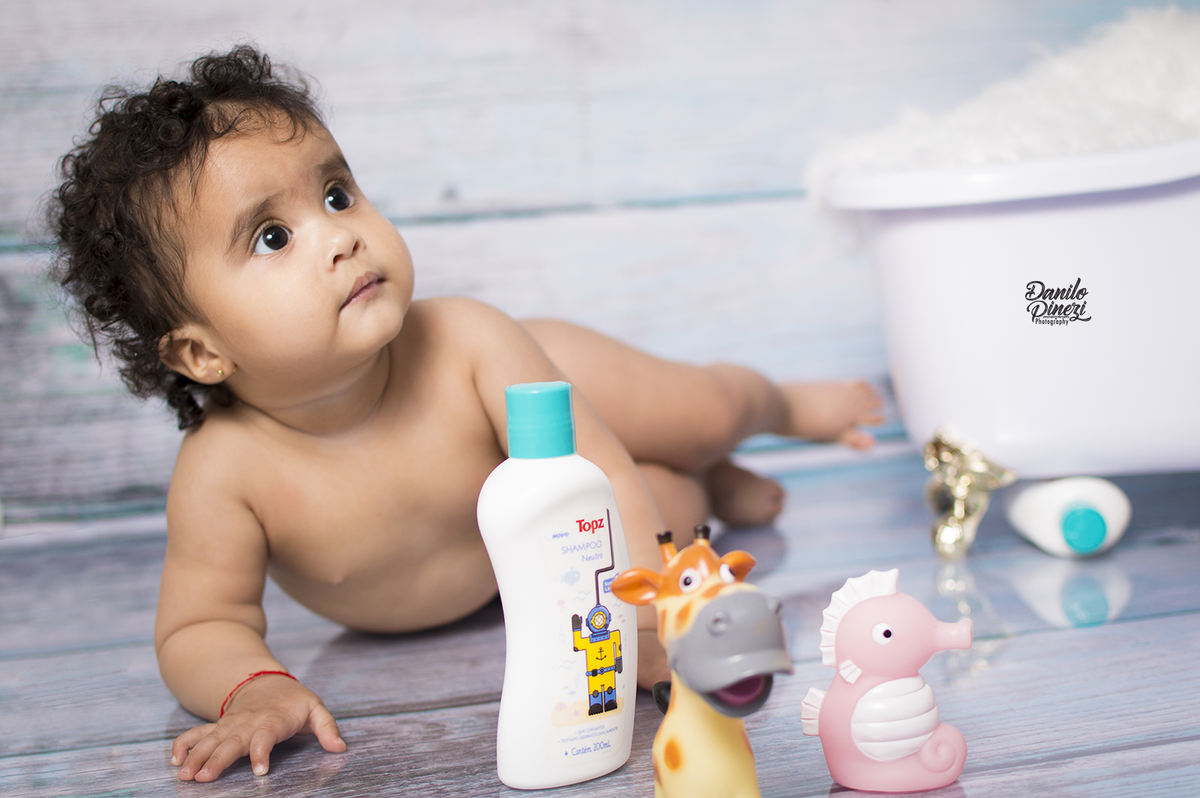 gêmeos, acompanhamento de bebês, acompanhamento mensal, fotografia de gêmeos, fotografia gemelar, irmãos, fotografia de irmãos, fotografia de família, estúdio, fotografia infantil, banheira, banho, fotografia hora do banho,,sessão estúdio banho