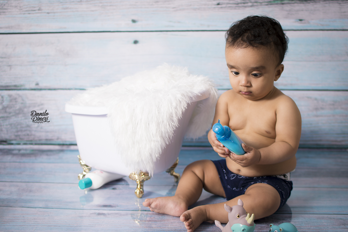 gêmeos, acompanhamento de bebês, acompanhamento mensal, fotografia de gêmeos, fotografia gemelar, irmãos, fotografia de irmãos, fotografia de família, estúdio, fotografia infantil, banheira, banho, fotografia hora do banho,,sessão estúdio banho