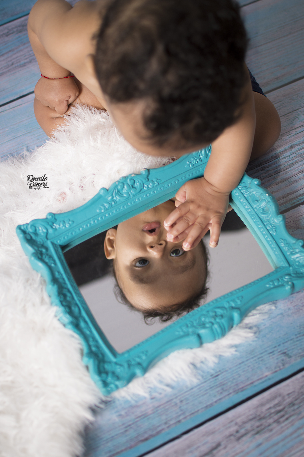 gêmeos, acompanhamento de bebês, acompanhamento mensal, fotografia de gêmeos, fotografia gemelar, irmãos, fotografia de irmãos, fotografia de família, estúdio, fotografia infantil, banheira, banho, fotografia hora do banho,,sessão estúdio banho