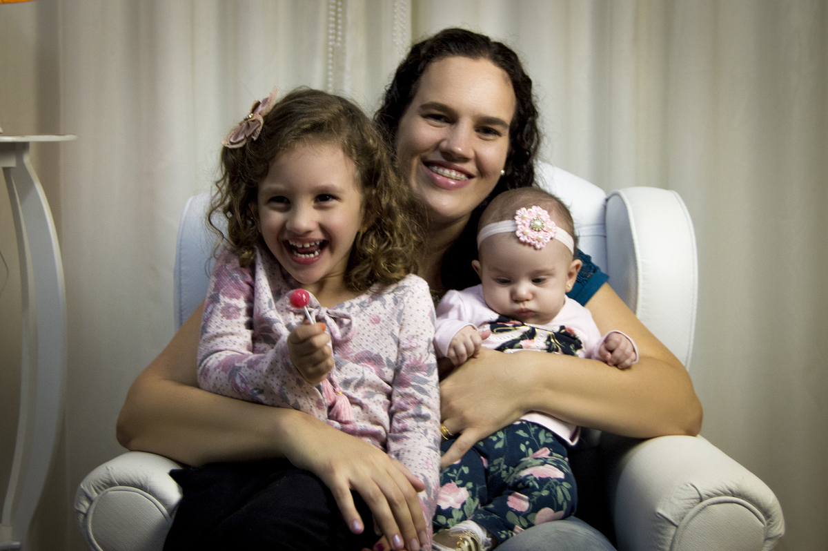 acompanhamento mensal, fotógrafo de crianças, fotógrafo de família, fotógrafo infantil, fotógrafo newborn, estúdio fotográfico Bariri e jaú, Acompanhamento fotográfico trimestral, irmãs, pais e filhos, família.