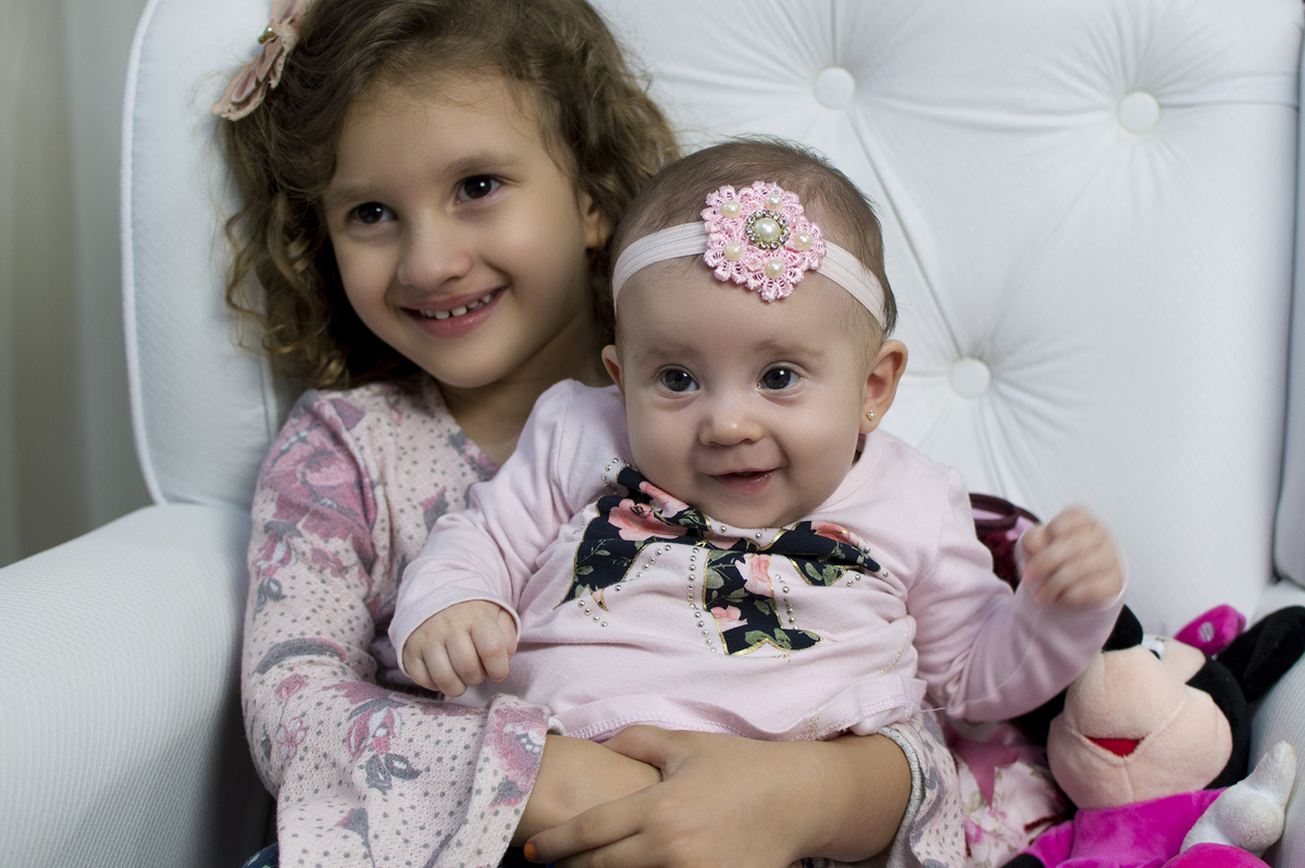 acompanhamento mensal, fotógrafo de crianças, fotógrafo de família, fotógrafo infantil, fotógrafo newborn, estúdio fotográfico Bariri e jaú, Acompanhamento fotográfico trimestral, irmãs, pais e filhos, família.