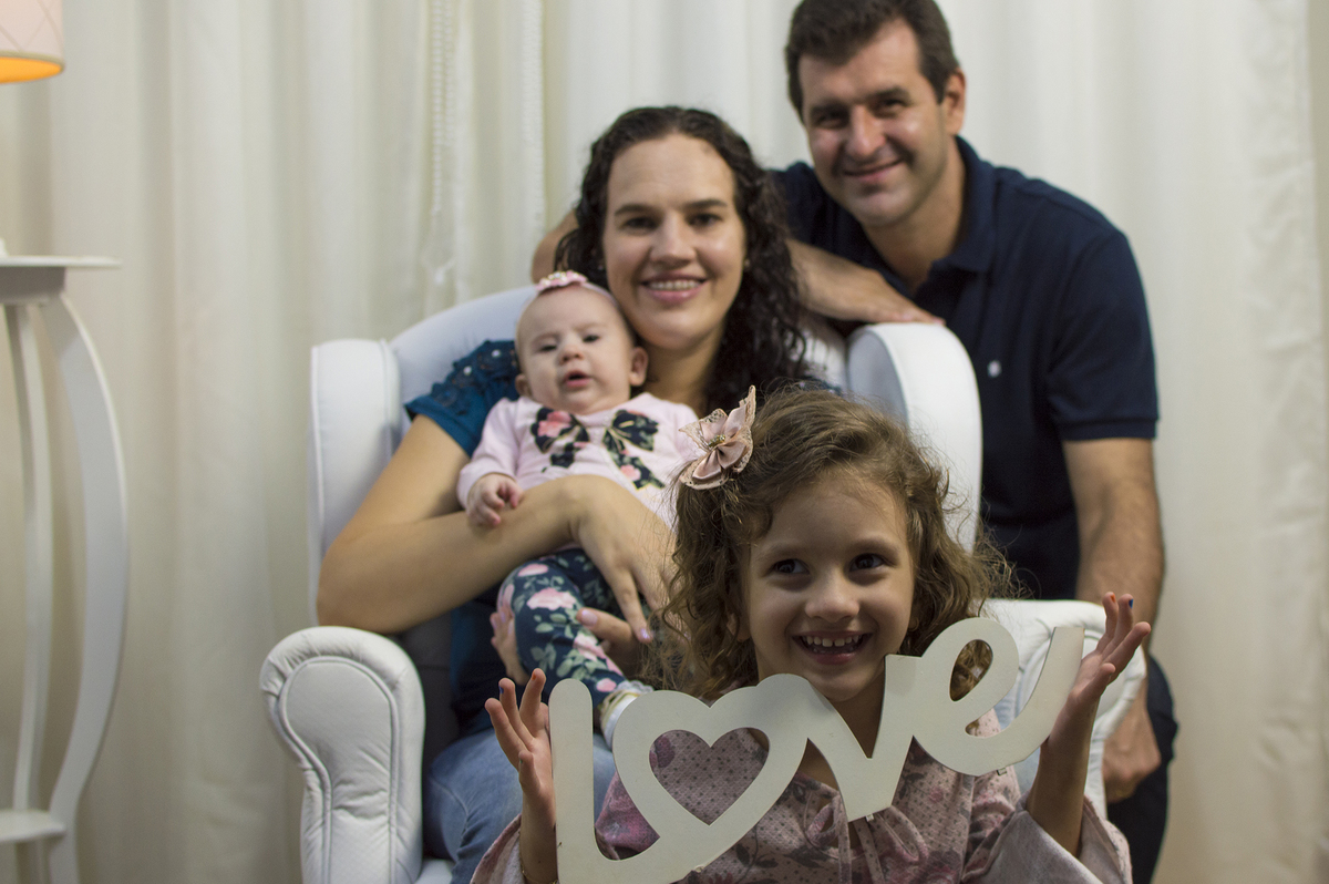 acompanhamento mensal, fotógrafo de crianças, fotógrafo de família, fotógrafo infantil, fotógrafo newborn, estúdio fotográfico Bariri e jaú, Acompanhamento fotográfico trimestral, irmãs, pais e filhos, família.