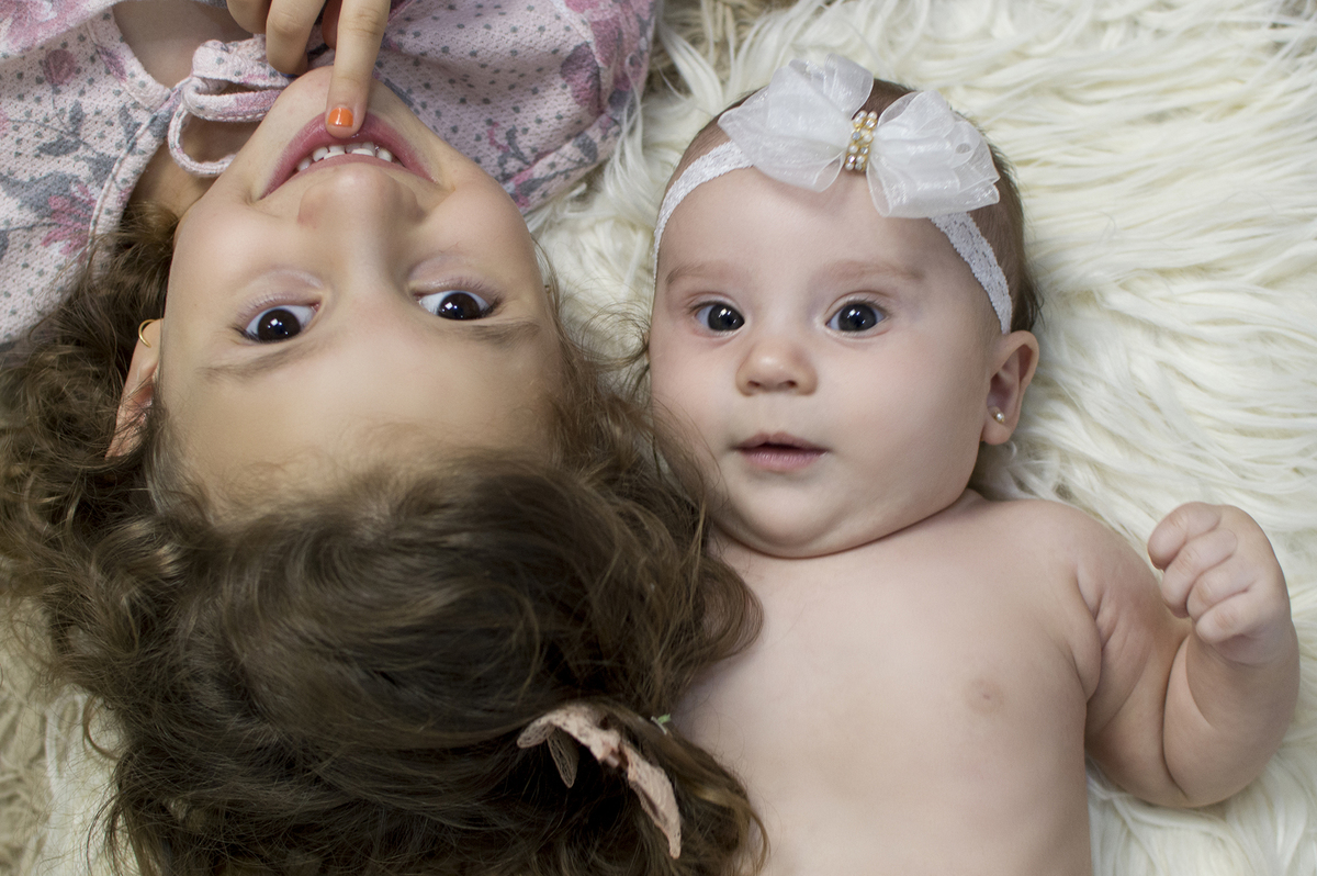 acompanhamento mensal, fotógrafo de crianças, fotógrafo de família, fotógrafo infantil, fotógrafo newborn, estúdio fotográfico Bariri e jaú, Acompanhamento fotográfico trimestral, irmãs, pais e filhos, família.
