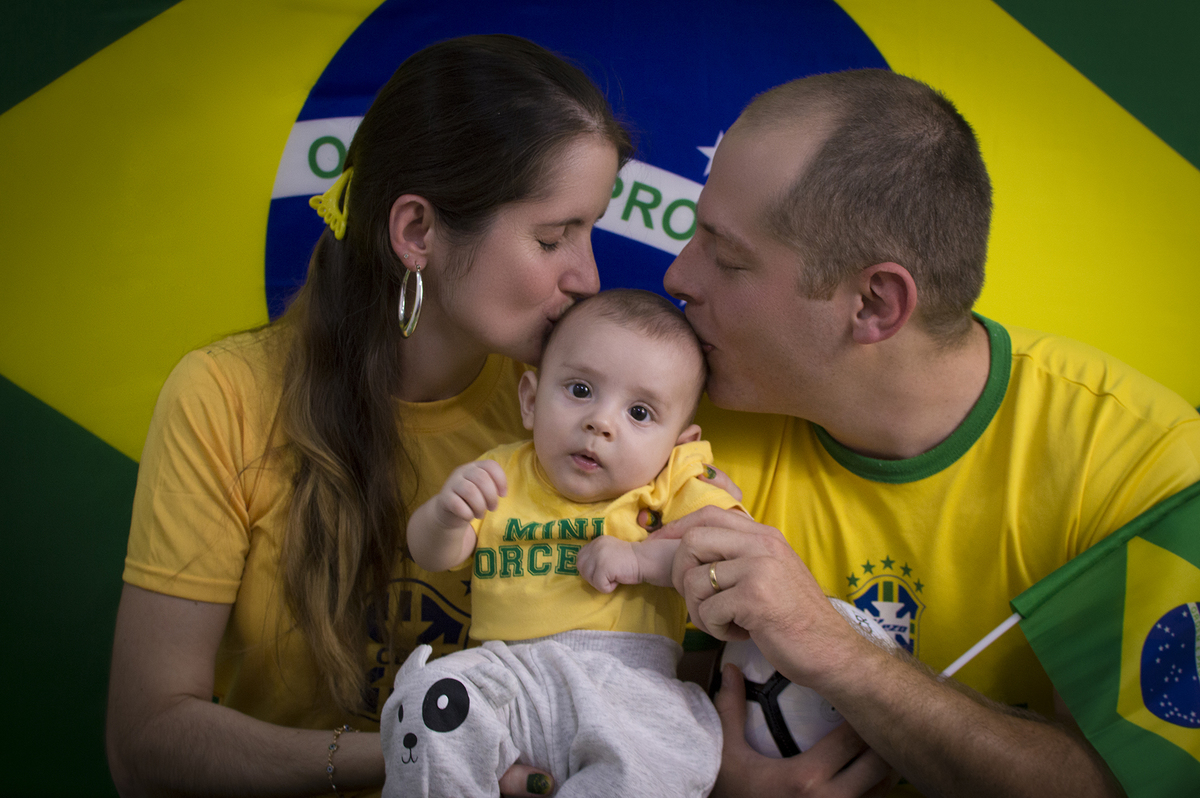 acompanhamento mensal, fotografia de bebês, ensaio família, ensaios infantis, fotógrafo de família, estúdio fotográfico bariri, fotógrafo profissional de família, família, mãe de menino, pai de menino, copa do mundo, seleção, futebol, seleção brasileira