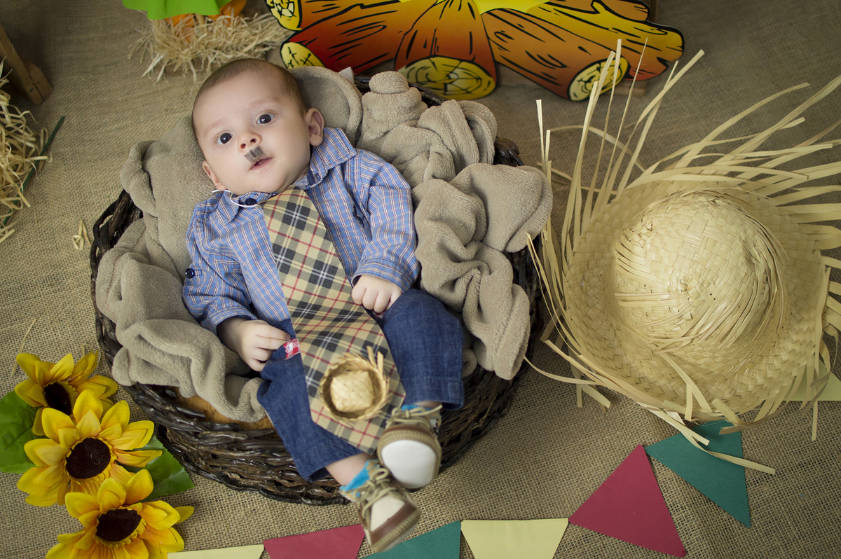 acompanhamento mensal, fotografia de bebês, ensaio família, ensaios infantis, fotógrafo de família, estúdio fotográfico bariri, fotógrafo profissional de família, família, mãe de menino, pai de menino, festa junina, arraiá fotográfico