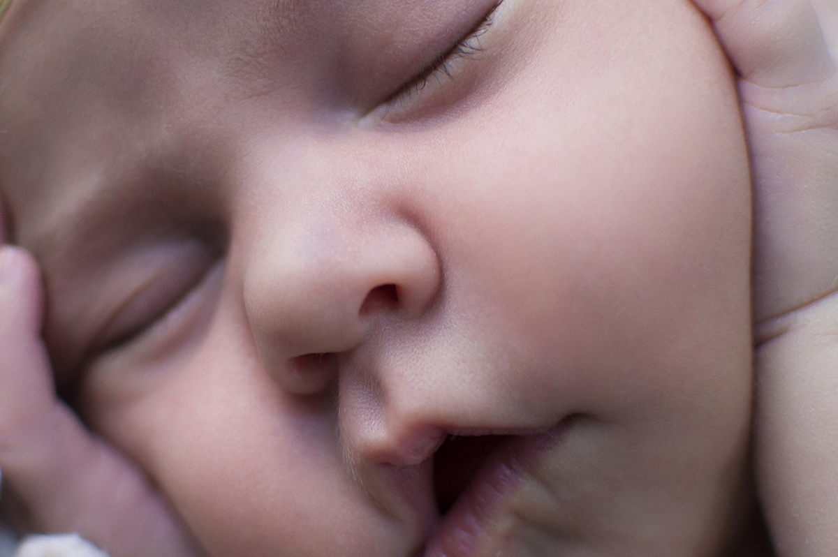 newborn, arte com recém nascidos, fotografia newborn, fotógrafo newborn, fotógrafo de família, fotógrafo do amor, estúdio fotográfico infantil, newborn de menina, pai de menina, mãe de menina