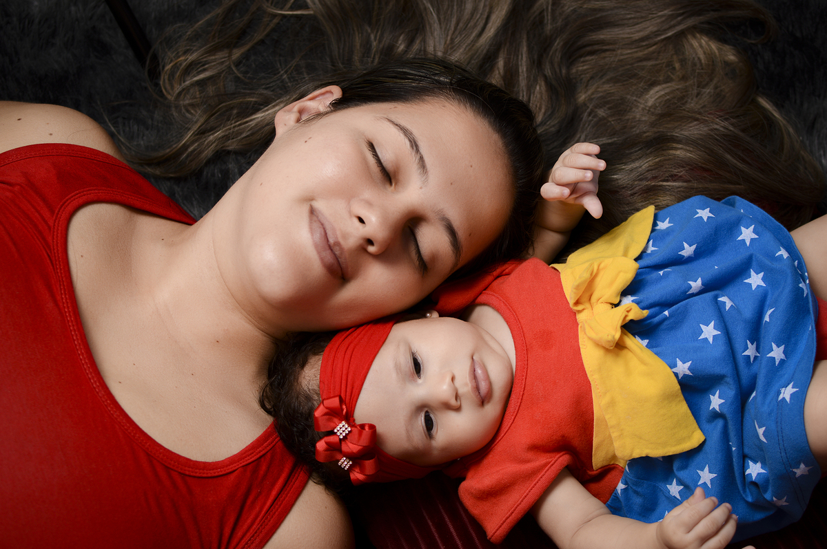 Acompanhamento mensal bebê, fotografia de bebês, fotógrafo de bebês, fotógrafo newborn, estúdio fotográfico de bebês, estúdio fotográfico de família, fotos de família. mulher maravilha