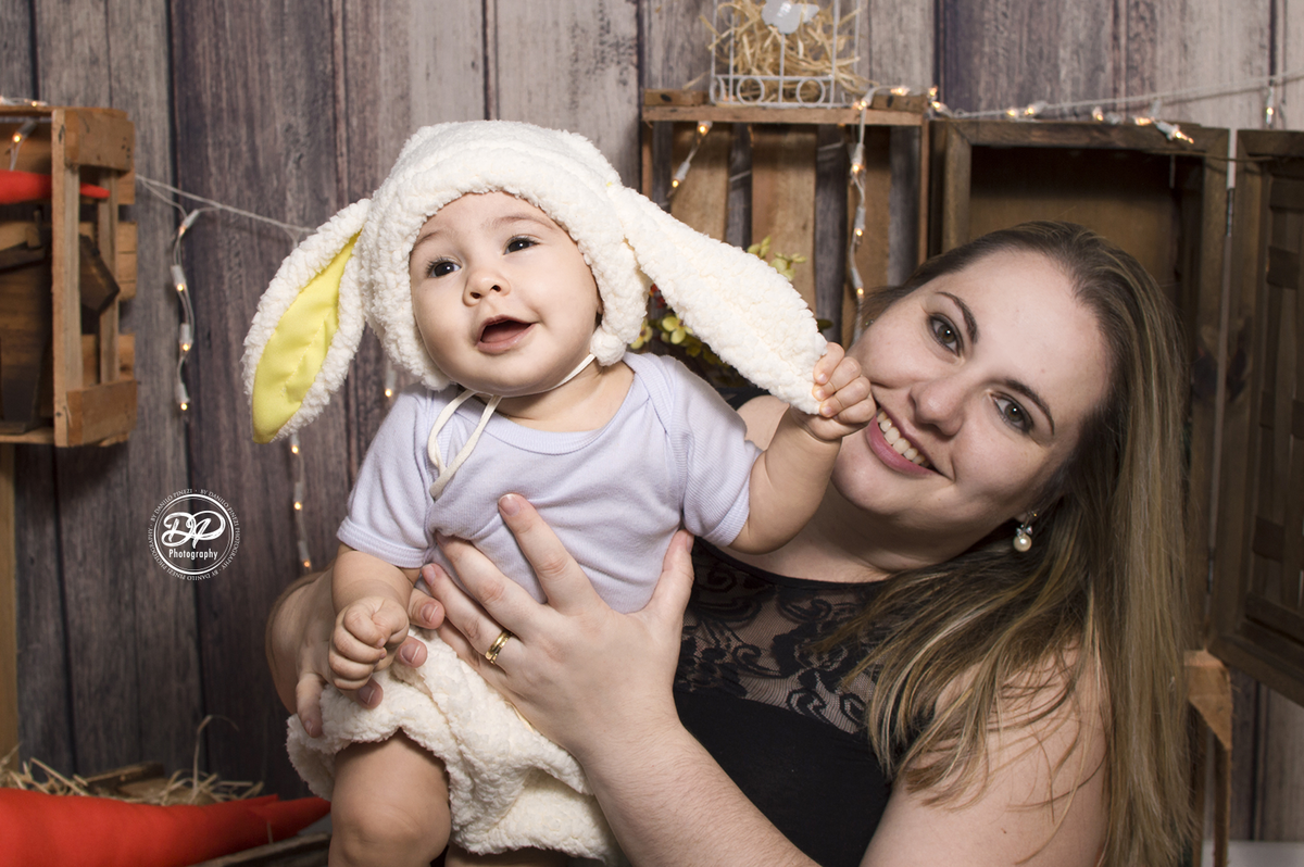 Fotografia de família, acompanhamento mensal, estúdio fotográfico profissional, ensaios temáticos, páscoa, coelhinha da páscoa