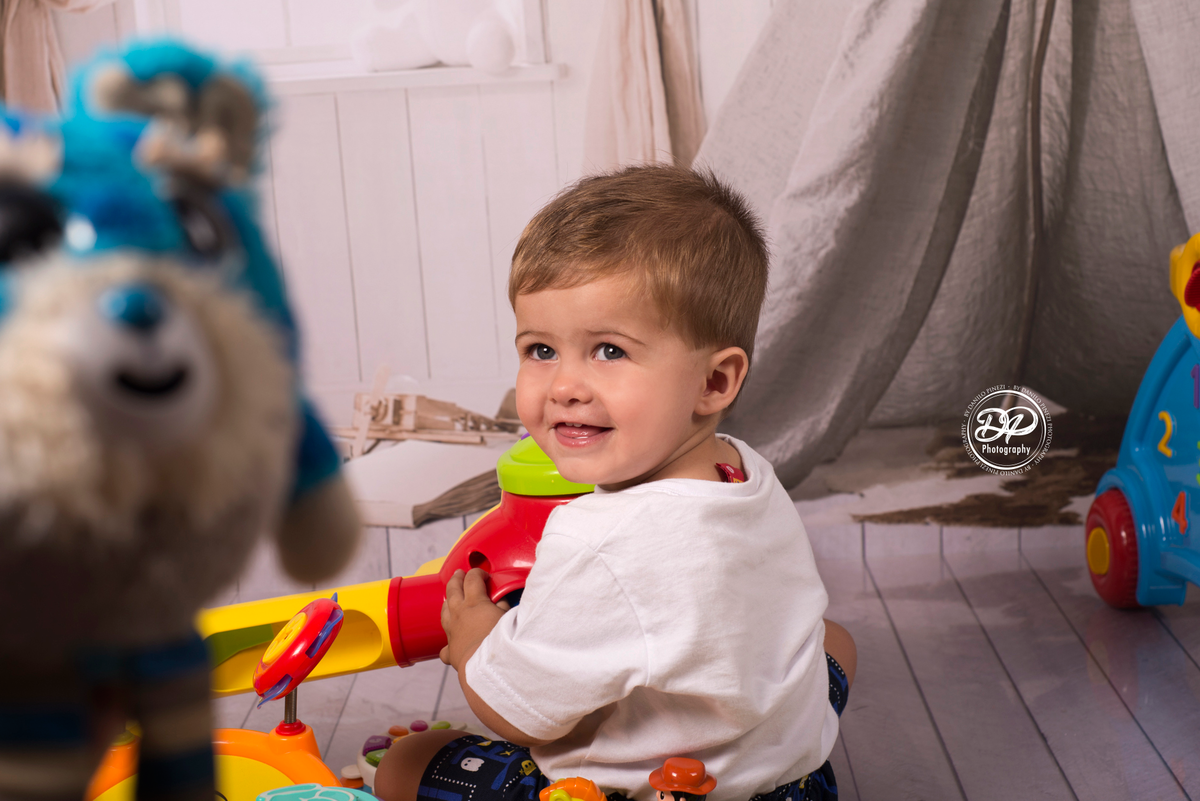 Sessão Quarto de brinquedos de menino, executada no estúdio Danilo Pinezi Fotografia em Bariri