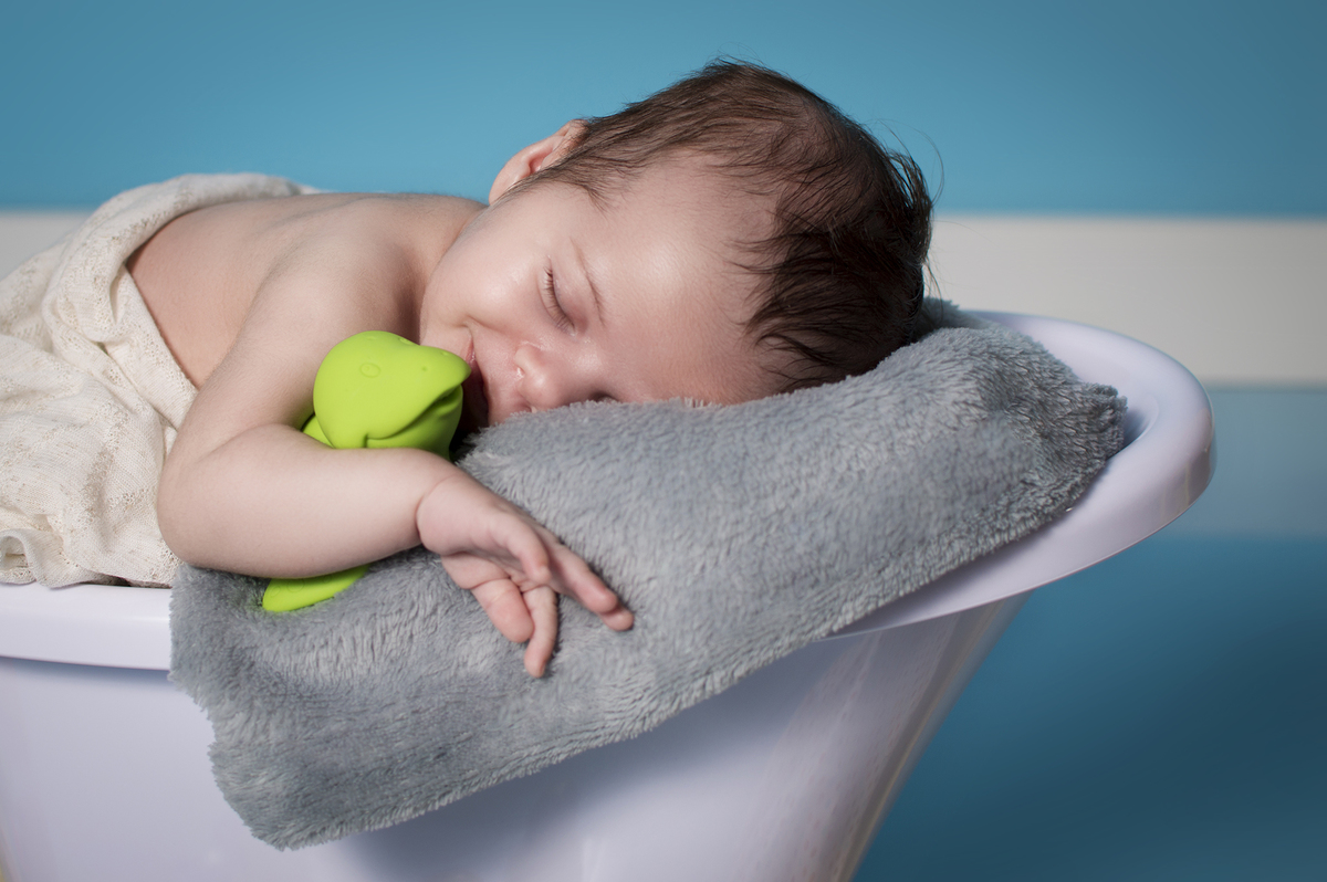 acompanhamento mensal de bebê, newborn, fotógrafo de família e bebês, estúdio fotográfico jaú, estúdio fotográfico Bariri, fotógrafo newborn, newborn, acompanhamento fotográfico, fotografias especiais, ensaios especiais, banheira, banheira, hora do banho