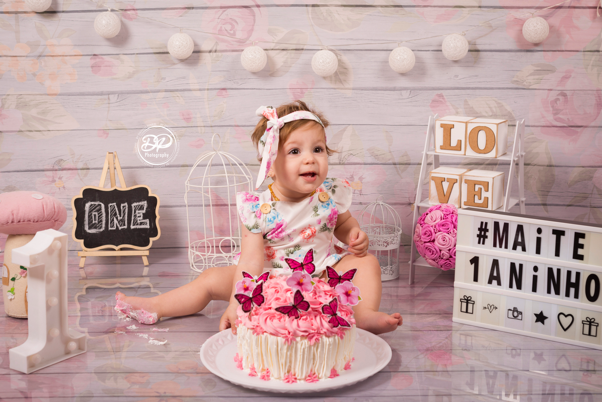 Smash the cake 1 aninho Maitê, em tons de rosa feito no Estúdio Danilo Pinezi Fotografia em Bariri.