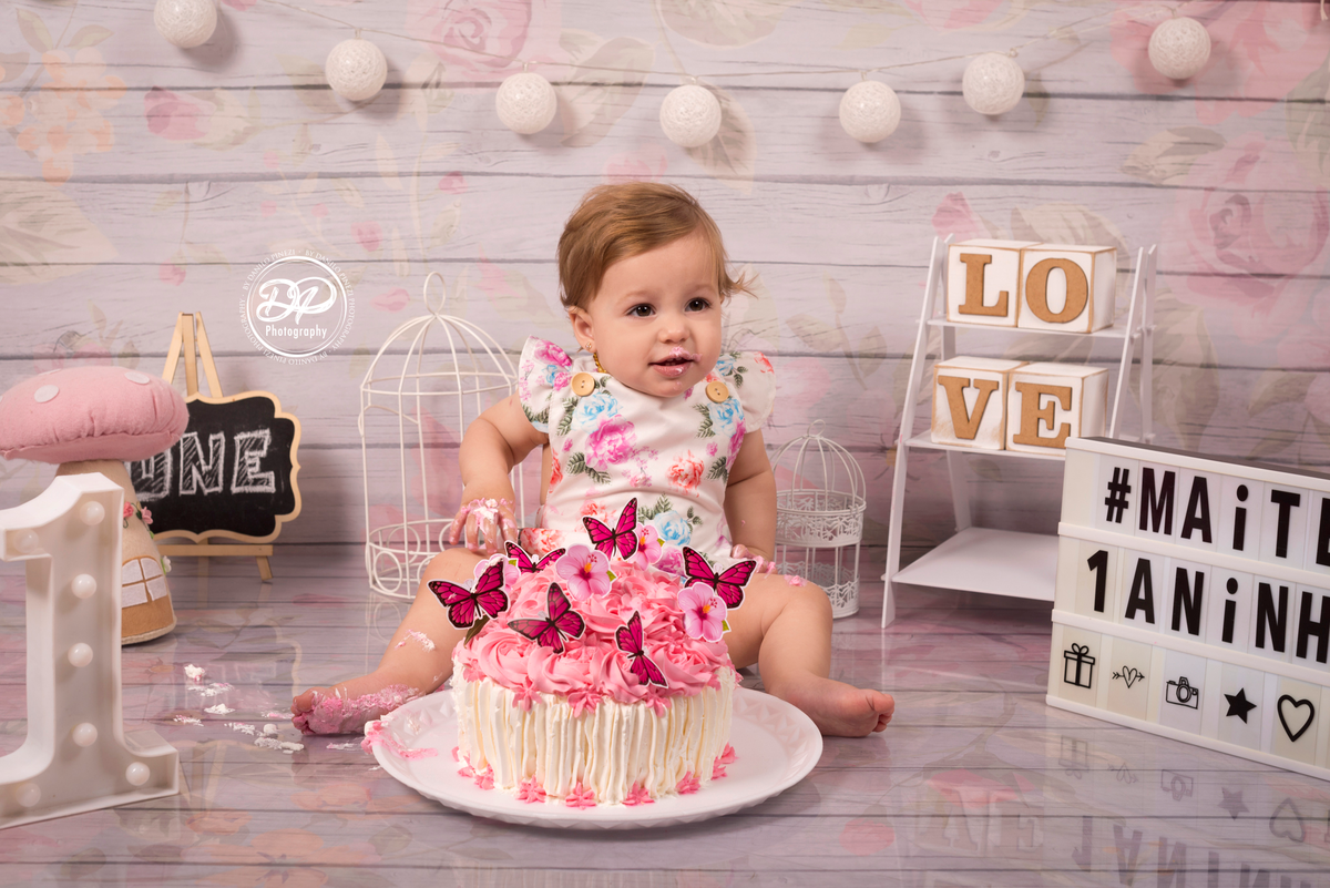 Smash the cake 1 aninho Maitê, em tons de rosa feito no Estúdio Danilo Pinezi Fotografia em Bariri.