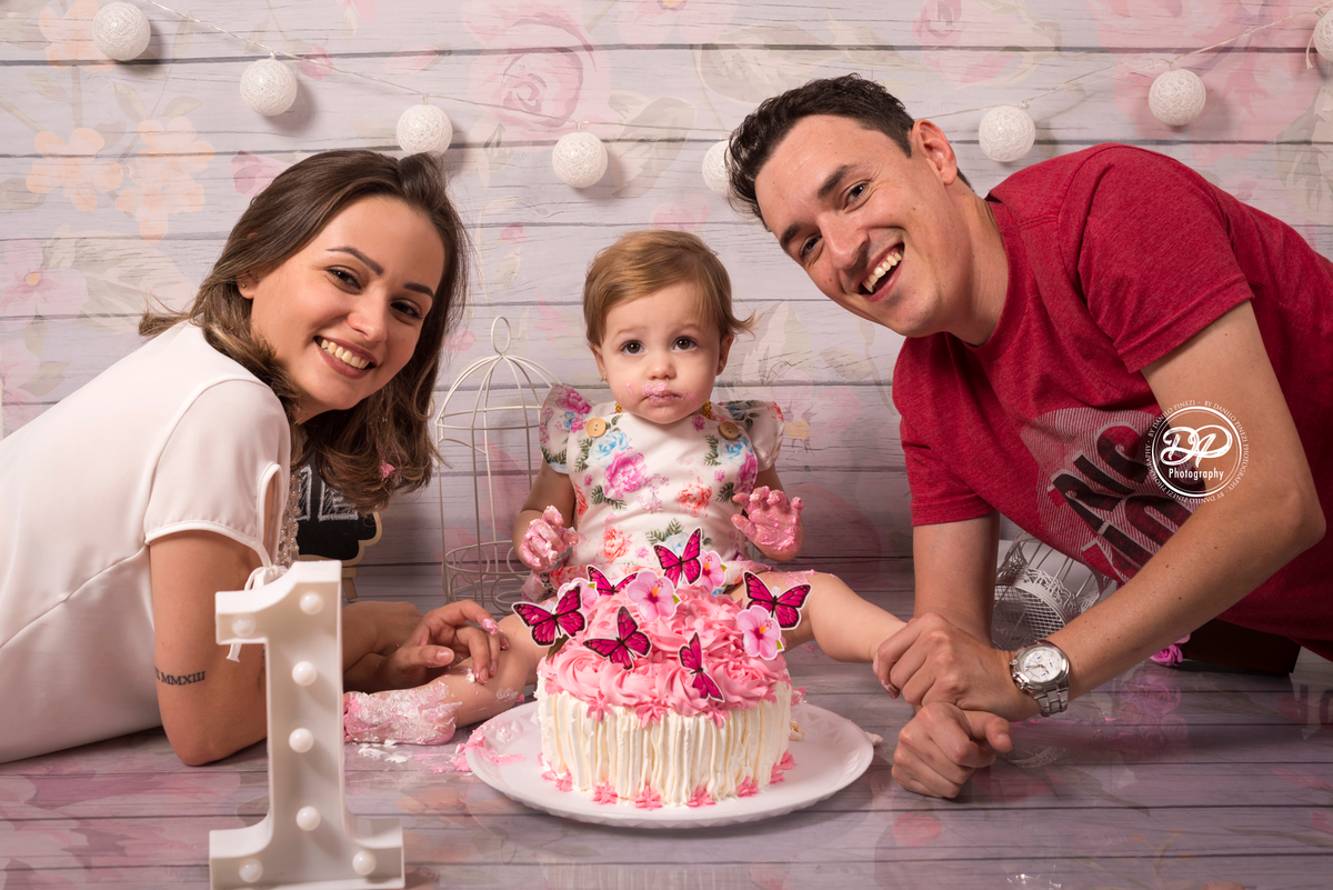 Smash the cake 1 aninho Maitê, em tons de rosa feito no Estúdio Danilo Pinezi Fotografia em Bariri.