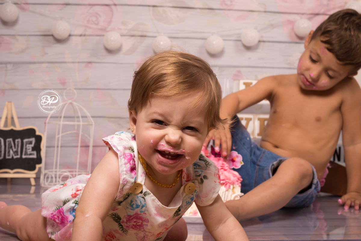 Smash the cake 1 aninho Maitê, em tons de rosa feito no Estúdio Danilo Pinezi Fotografia em Bariri.