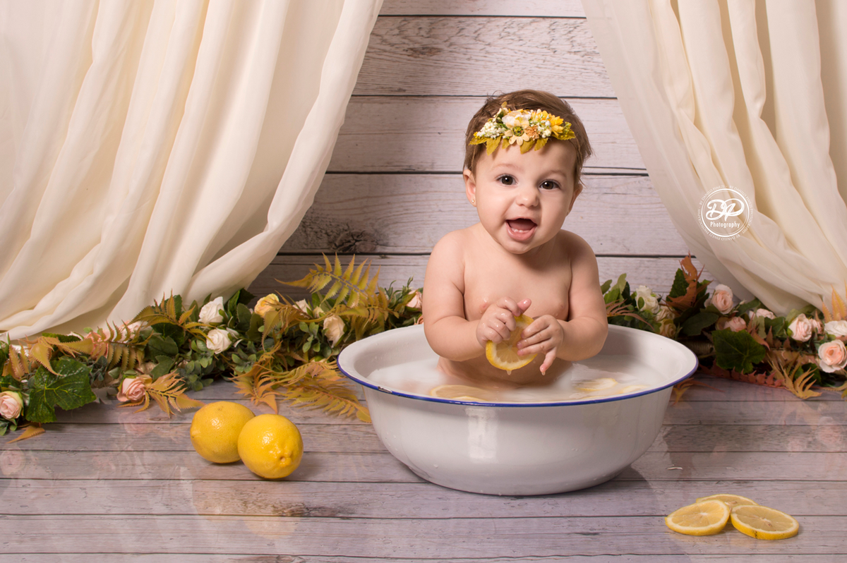 Acompanhamento mensal bebê, fotografia de bebês, fotógrafo de bebês, fotógrafo newborn, estúdio fotográfico de bebês, estúdio fotográfico de família, fotos de família. milk bath bebê