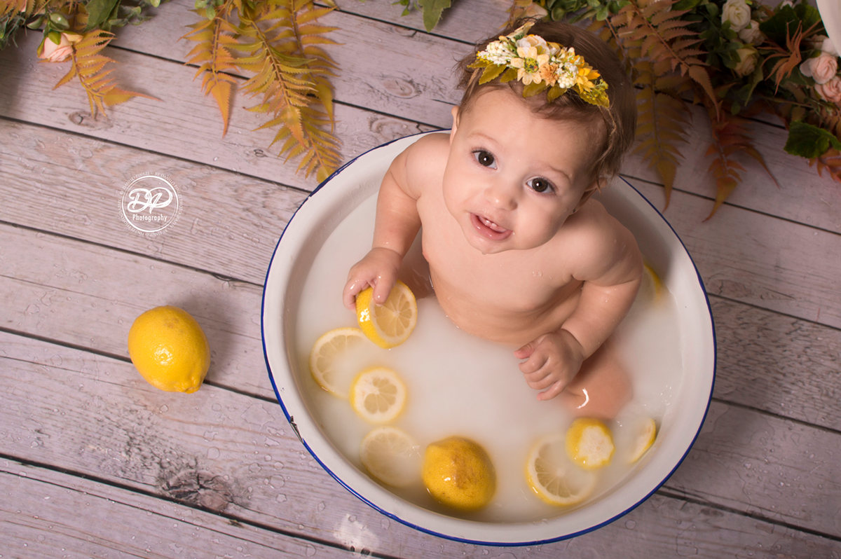 Acompanhamento mensal bebê, fotografia de bebês, fotógrafo de bebês, fotógrafo newborn, estúdio fotográfico de bebês, estúdio fotográfico de família, fotos de família. milk bath bebê
