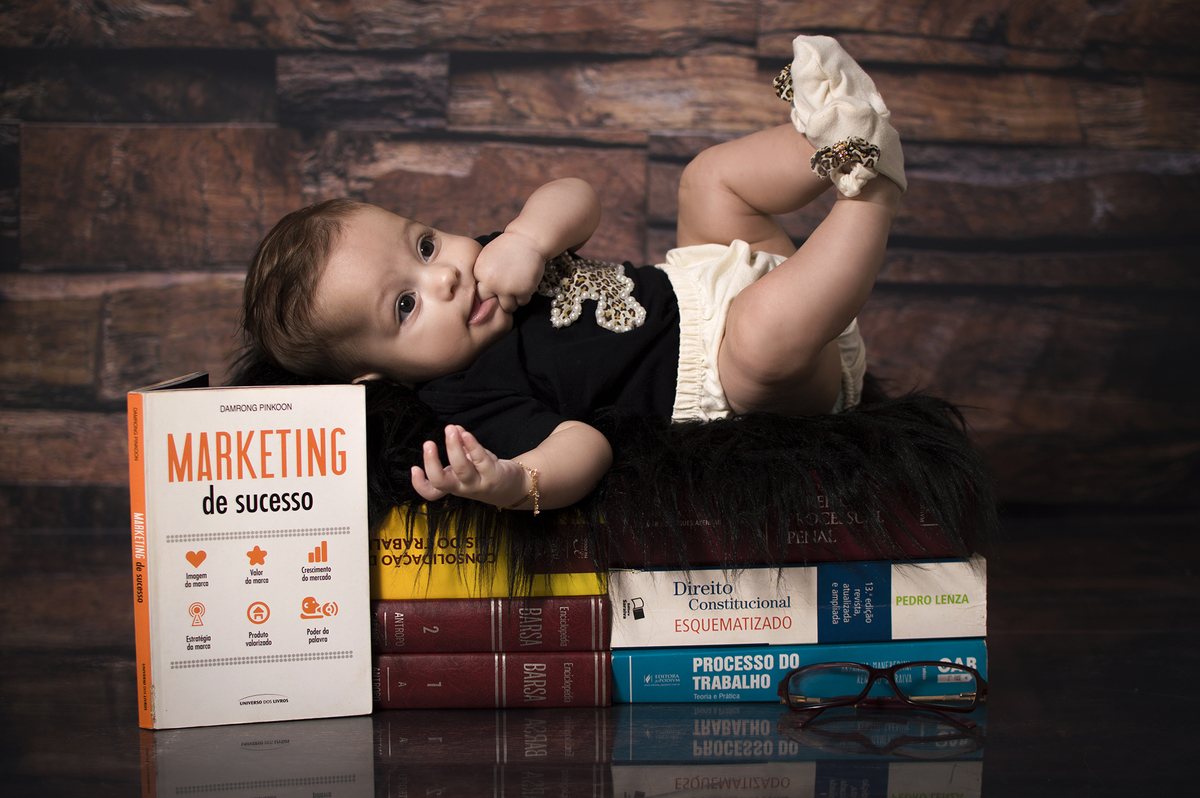 Acompanhamento mensal, fotografia de família, fotografia de bebês, estúdio fotográfico, newborn, gestantes, fotografia mensal. mundo dos livros, mini advogada, danilopinezi fotografia