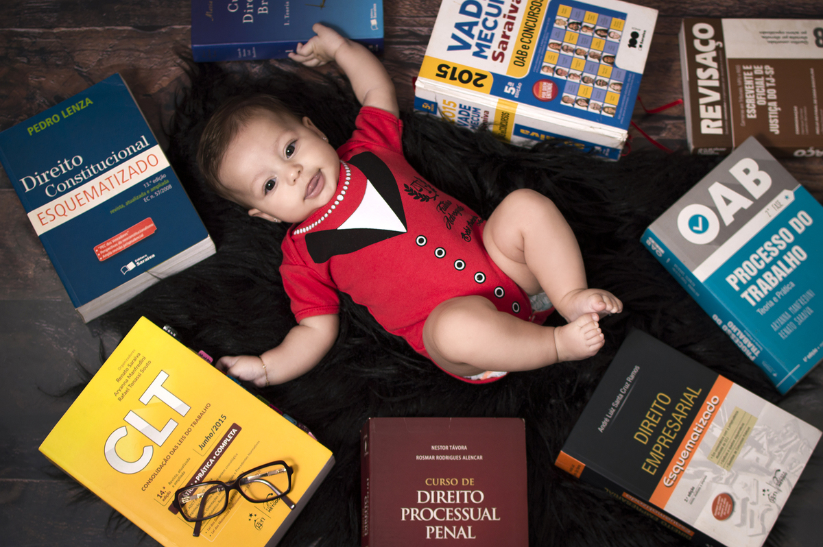 Acompanhamento mensal, fotografia de família, fotografia de bebês, estúdio fotográfico, newborn, gestantes, fotografia mensal. mundo dos livros, mini advogada, danilopinezi fotografia