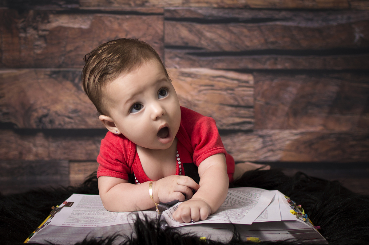 Acompanhamento mensal, fotografia de família, fotografia de bebês, estúdio fotográfico, newborn, gestantes, fotografia mensal. mundo dos livros, mini advogada, danilopinezi fotografia