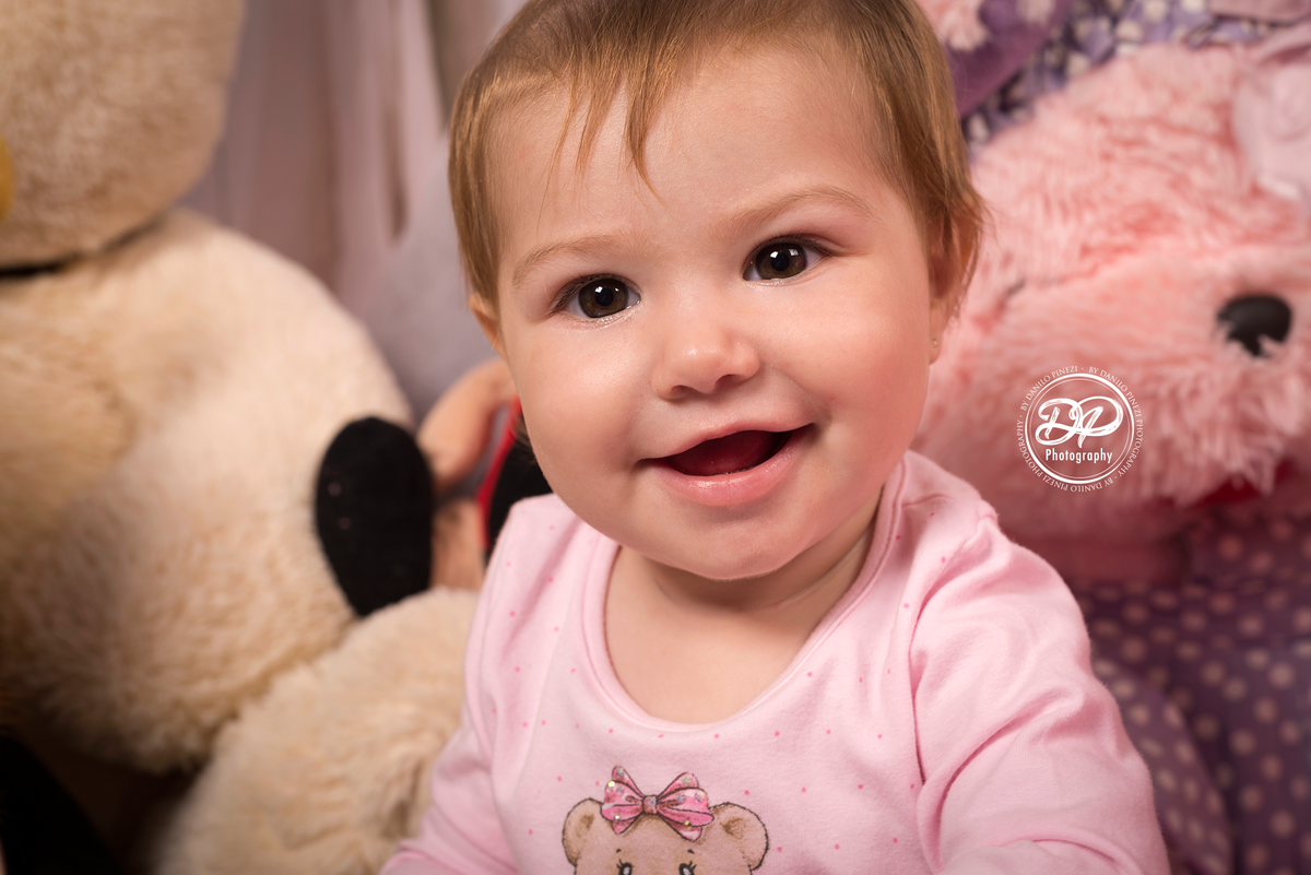 bebê de onze meses, fotografando em meus a seus brinquedos em seu quarto