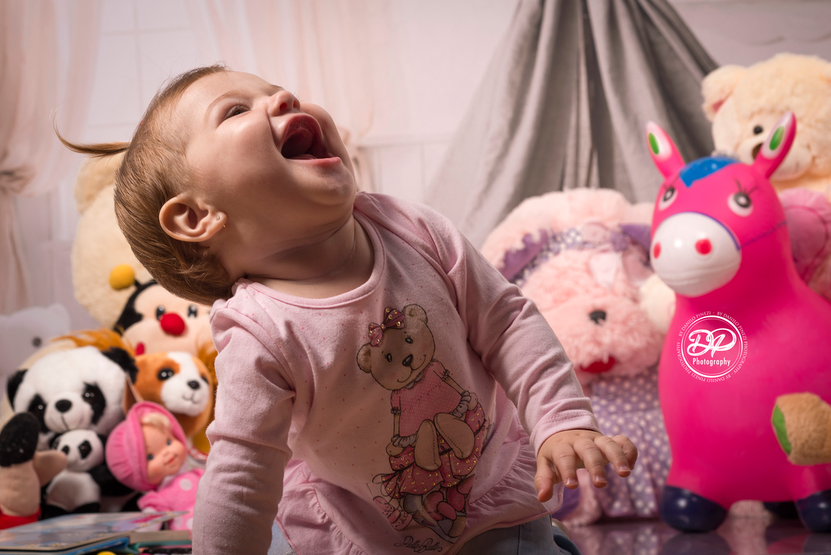 bebê de onze meses, fotografando em meus a seus brinquedos em seu quarto