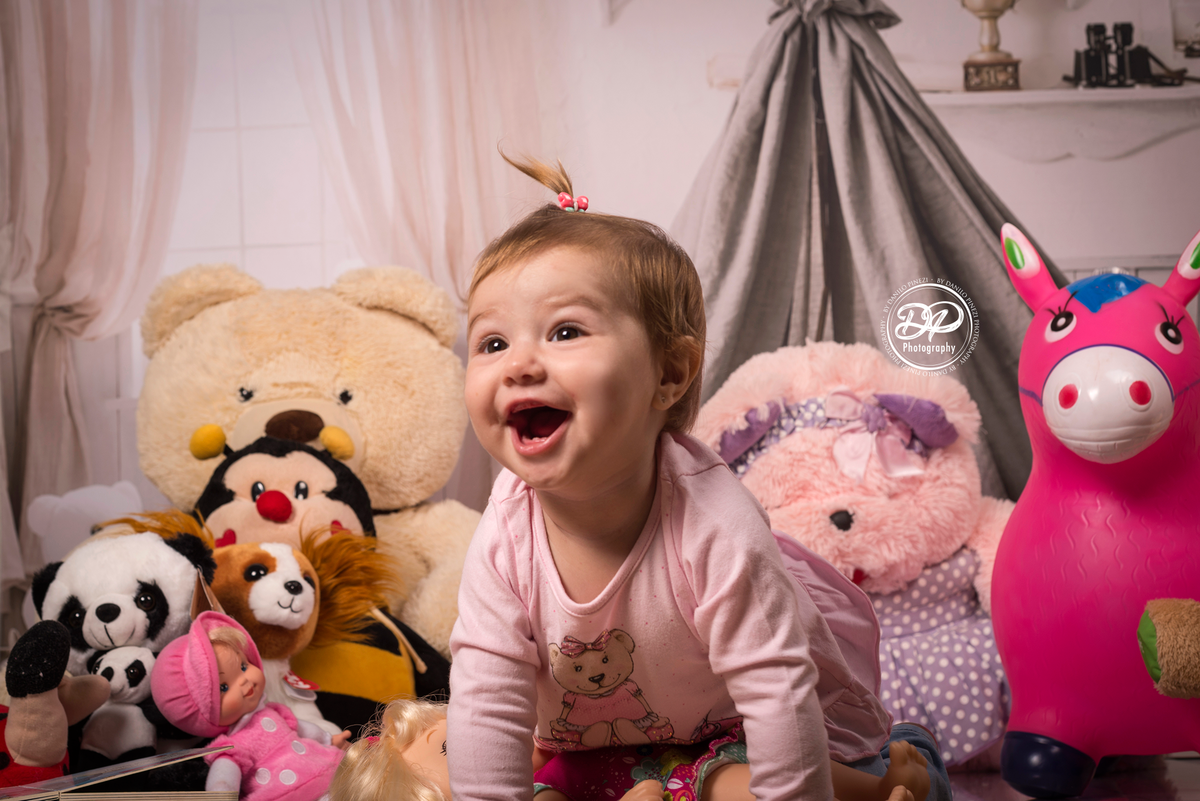 bebê de onze meses, fotografando em meus a seus brinquedos em seu quarto