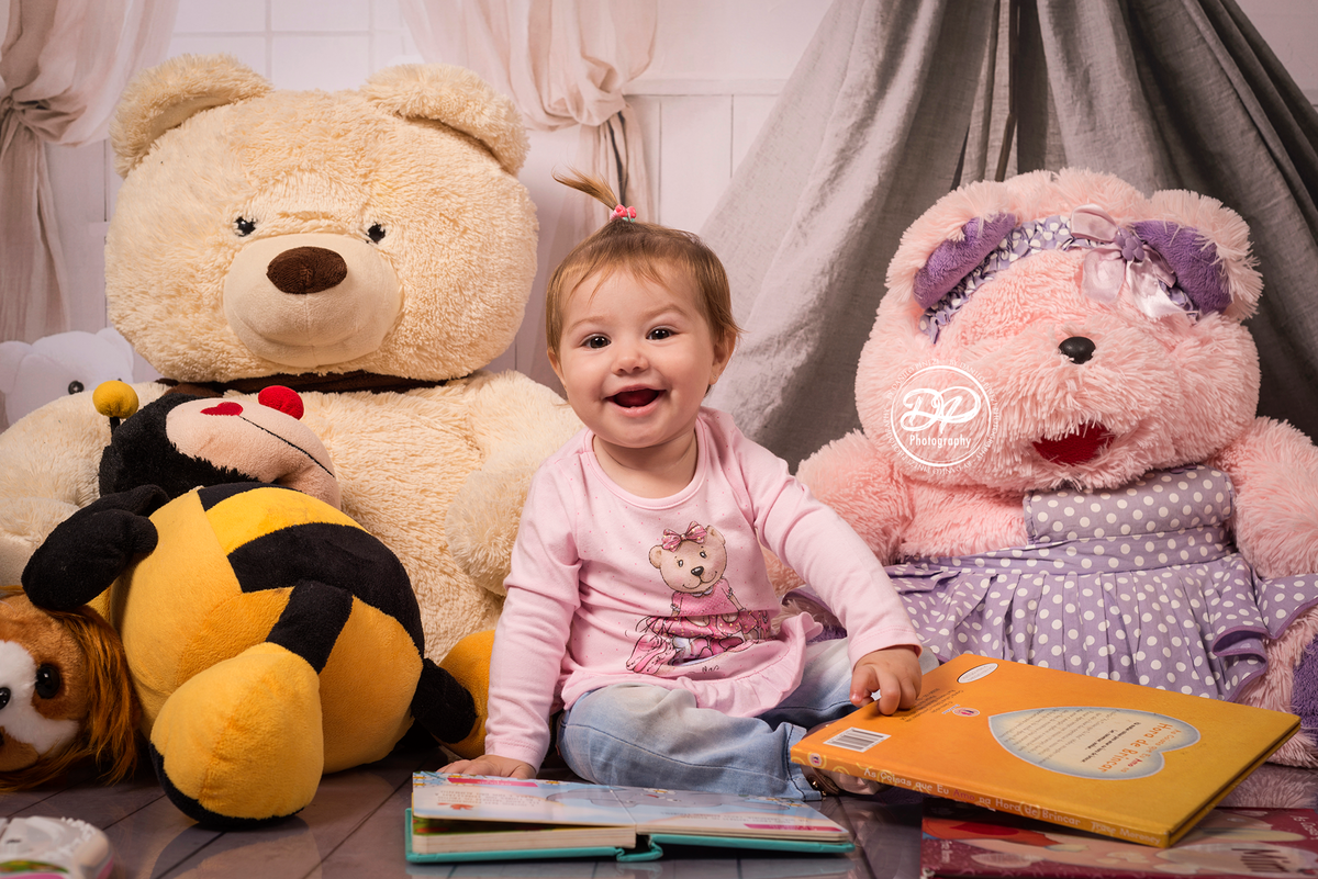bebê de onze meses, fotografando em meus a seus brinquedos em seu quarto