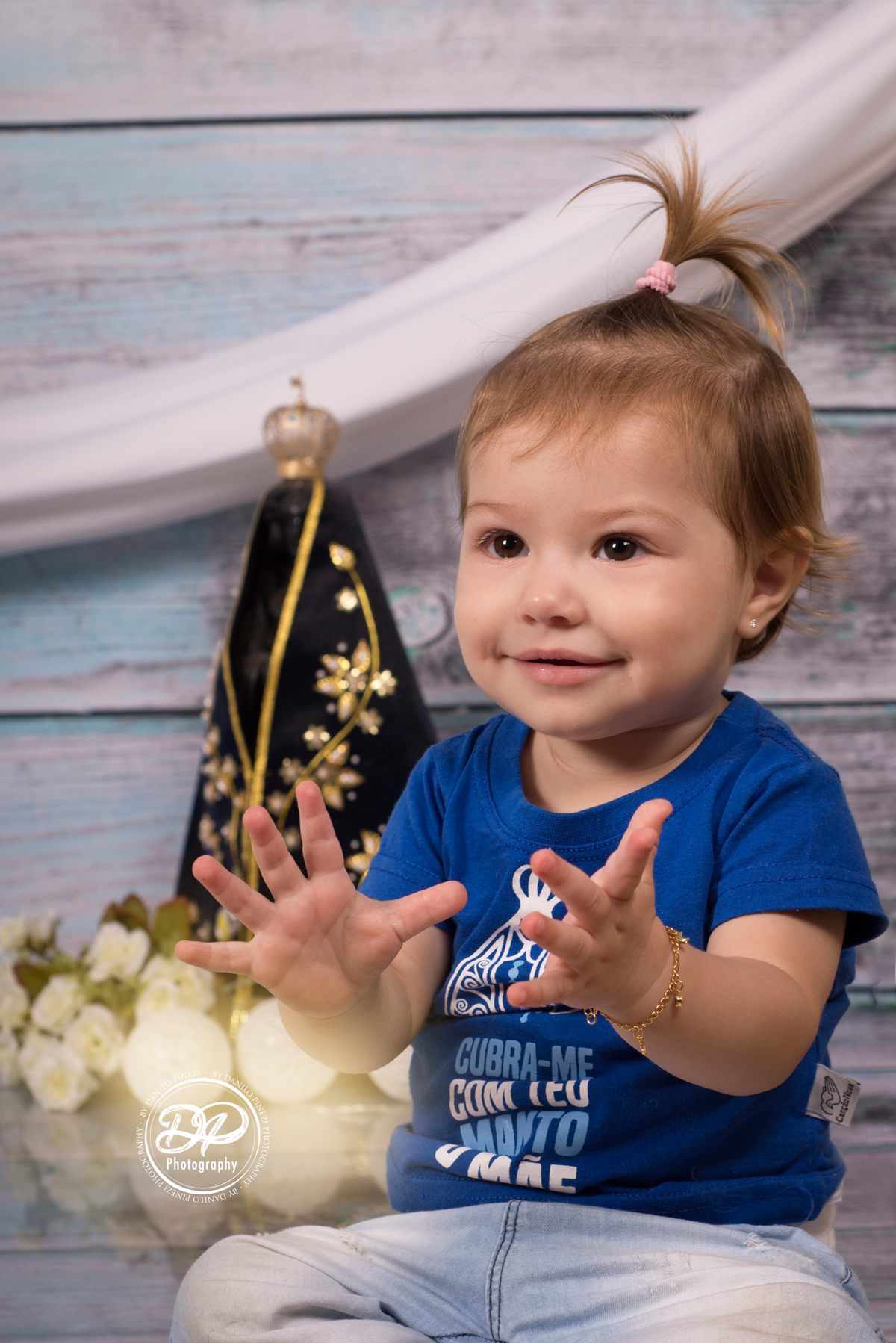 Sessão de um ano de menina, em homenagem à Nossa Senhora Aparecida, com camisetas personalizadas, imagem, luzes e rosa vermelha