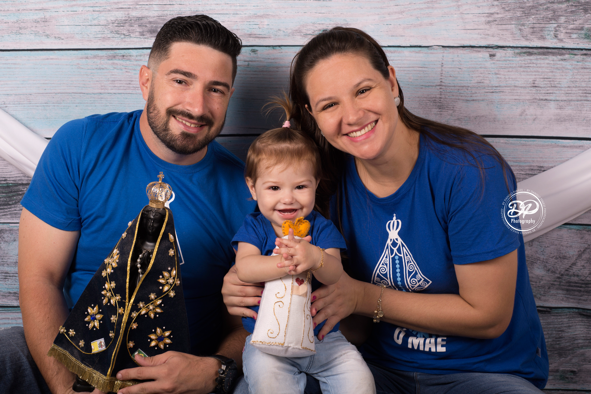 Sessão de um ano de menina, em homenagem à Nossa Senhora Aparecida, com camisetas personalizadas, imagem, luzes e rosa vermelha