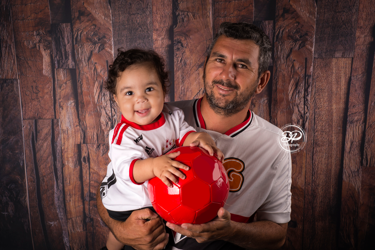 Pai e filho São Paulinos em sessão fotográfica de time do coração realizada no estúdio Danilo Pinezi Fotografia em Bariri/SP