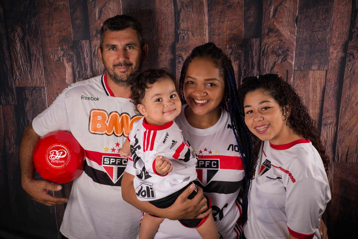 Família São Paulina em sessão fotográfica de time do coração realizada no estúdio Danilo Pinezi Fotografia em Bariri/SP