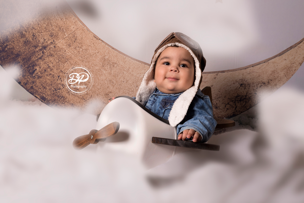 Fotografia de família, acompanhamento mensal, estúdio fotográfico profissional, ensaios temáticos,, Danilo Pinezi Fotografia, avião, aviador, bebê aviador